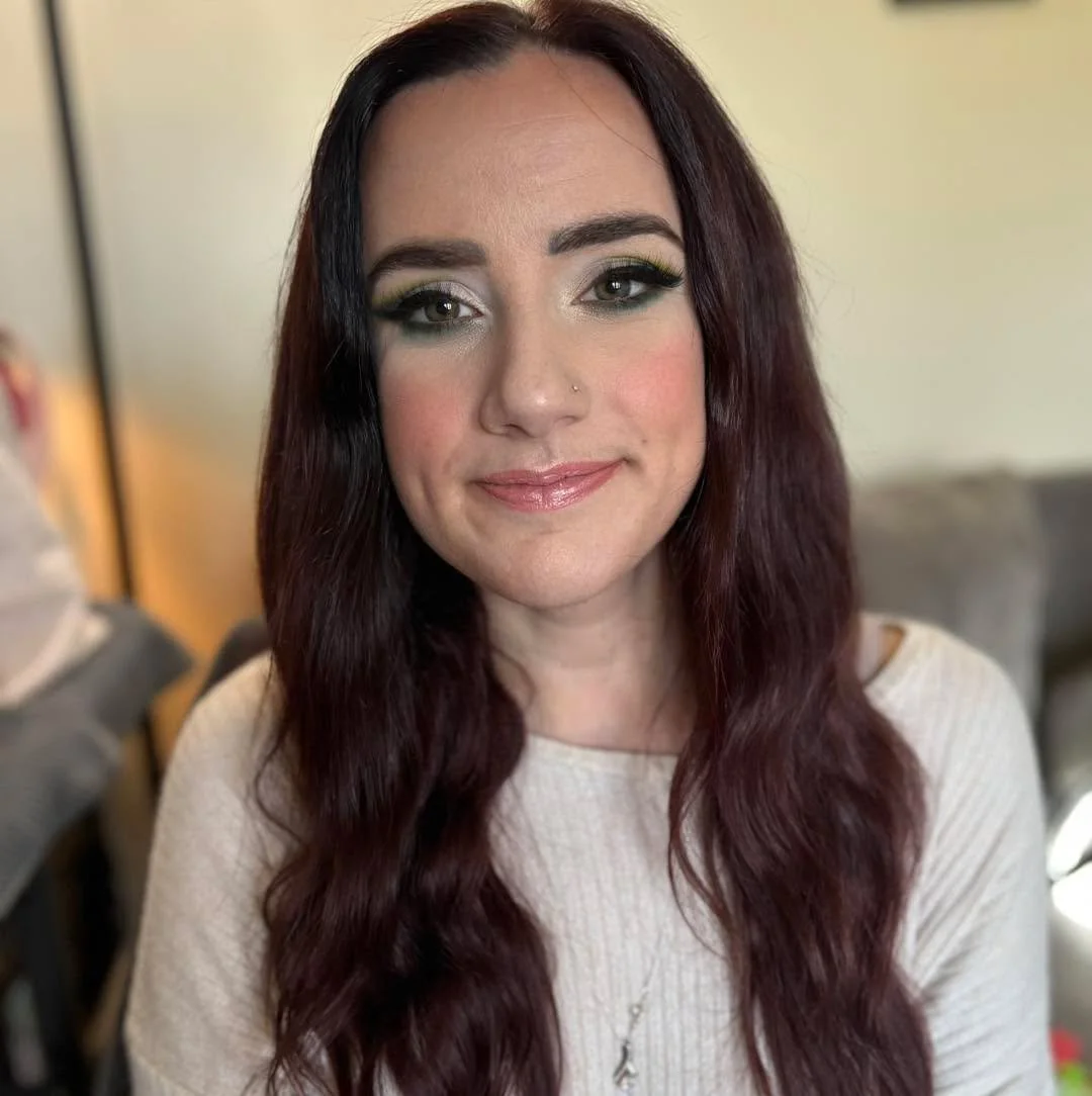 Fresh, soft glam with a pop of green
I created this look using blended neutrals, a sharp wing, and a soft green accent to brighten the eyes. Finished it with glossy lips and radiant skin for that effortless but elevated vibe
Perfect for photoshoots, 