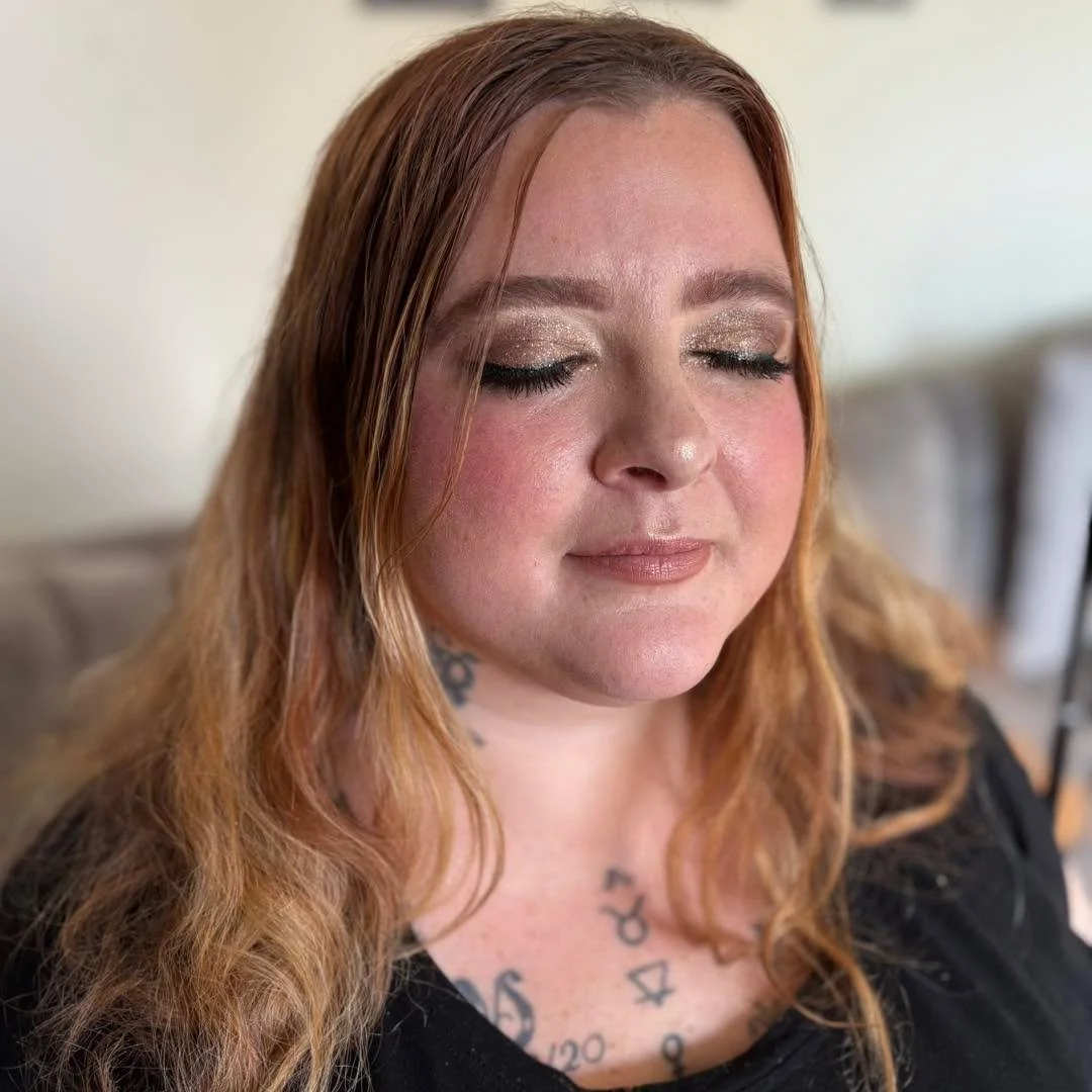 ✨ Soft glam with a touch of sparkle ✨
Today&rsquo;s look is all about glowing lids, fluffy lashes, and a smooth radiant complexion. The gold shimmer on the eyes adds just the right amount of glam while keeping everything soft and wearable.

Perfect f