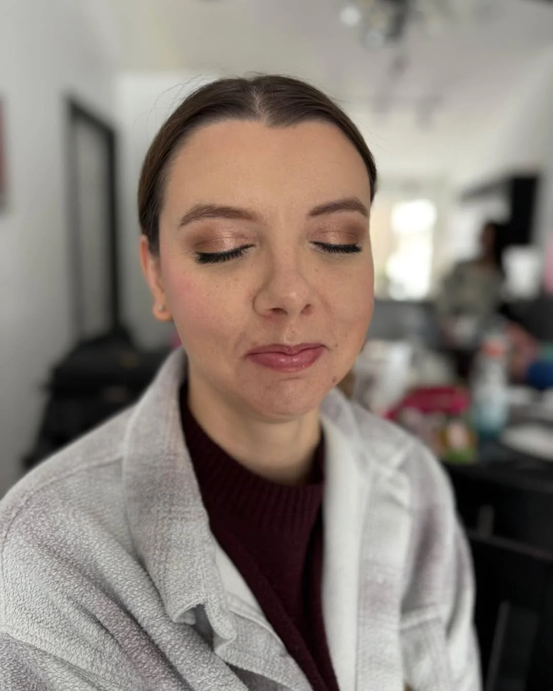 Soft glam perfection. Warm browns, a touch of shimmer on the lids, fluffy lashes, and a natural glossy lip that ties everything together. This look is timeless, effortless, and perfect for anyone who loves a polished finish without going full glam.
I