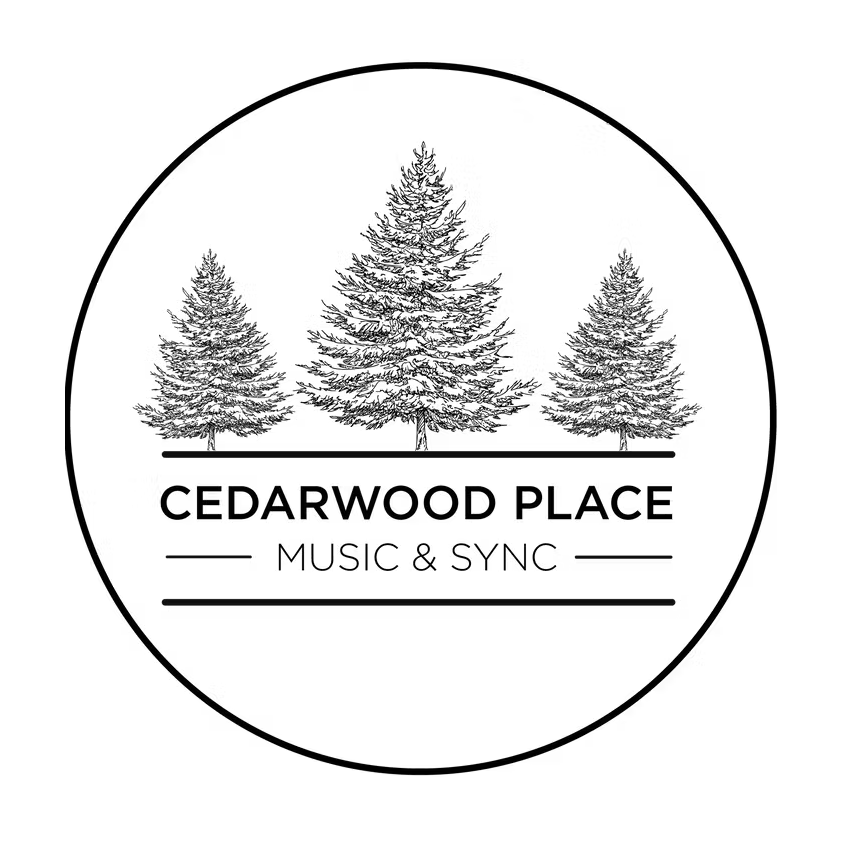 Logo circulaire avec trois arbres en ligne du studio Cedarwood Place, experts en Sync.