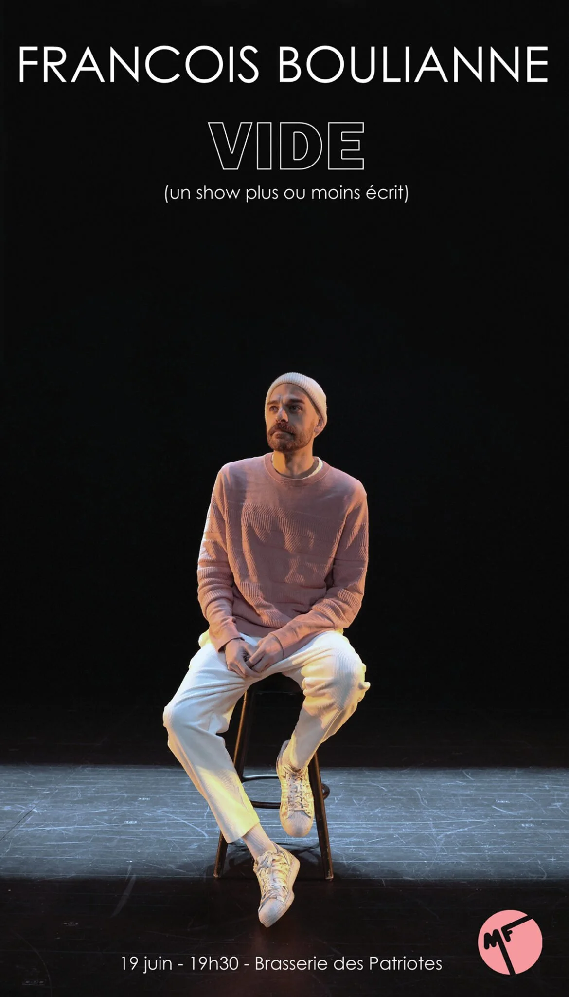 Poster annonçant une performance intitulée "VIDE" par François Boulianne, prévu le 19 juin à 19h30 à la Brasserie des Patriotes. L'affiche montre un homme assis sur une chaise, portant un bonnet blanc, un pull marron et un pantalon blanc, avec un fond noir.