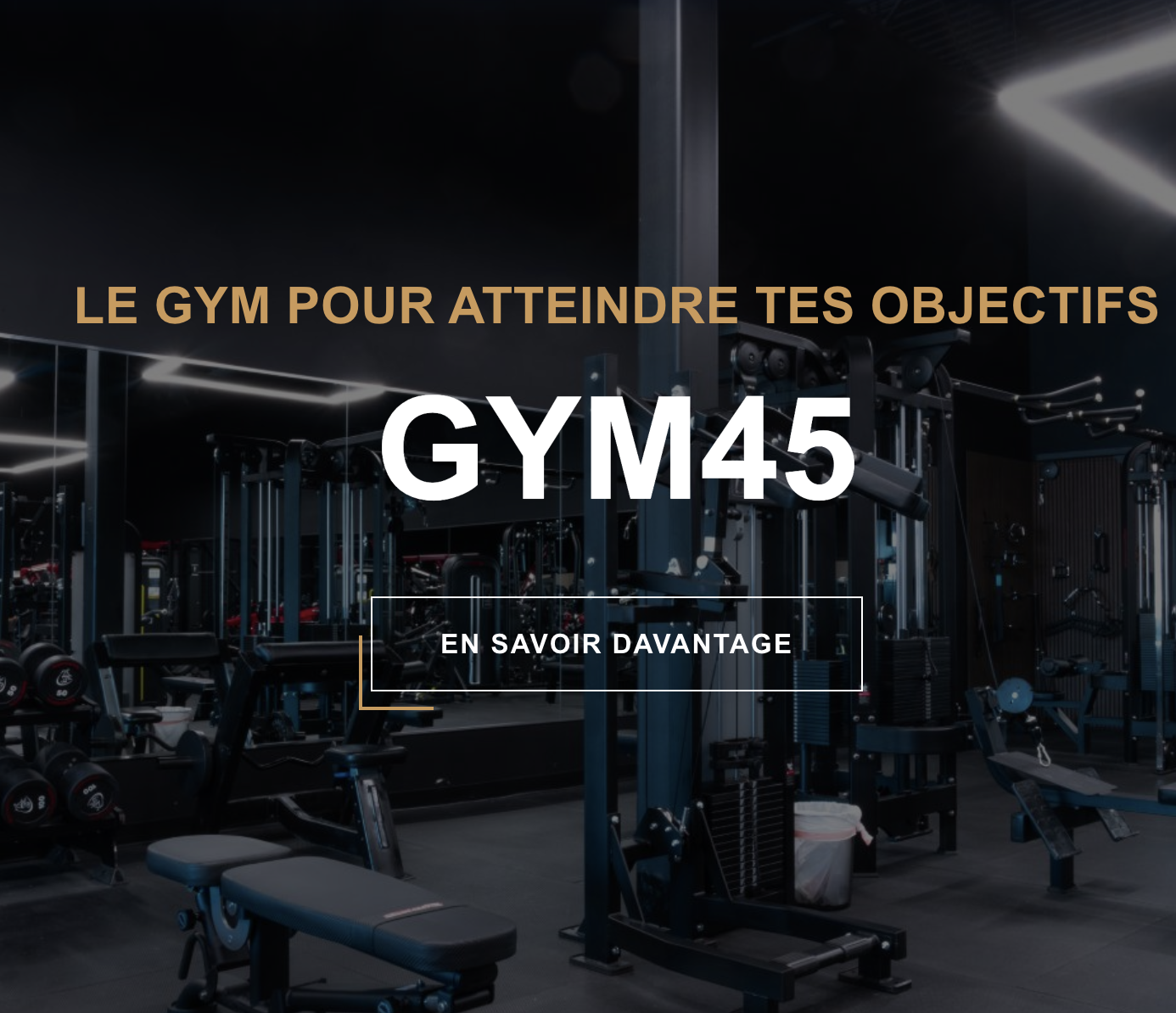 Salle de sport avec équipement de musculation moderne, lampes LED et murs en miroir