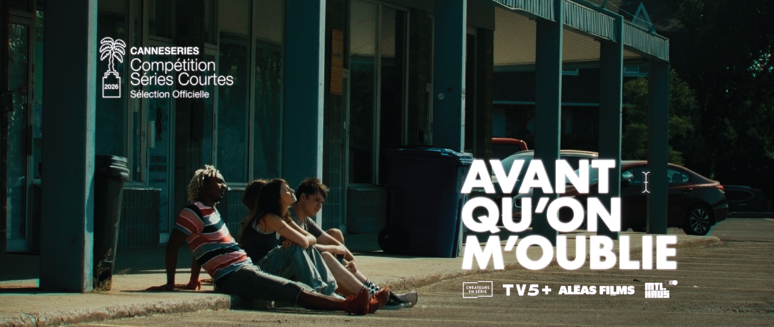 Une scène urbaine avec quatre jeunes assis sur le trottoir en face d'un bâtiment avec des voitures en arrière-plan. Il y a un logo de compétition de séries courtes et le texte en français "AVANT QU'ON M'OUBLIÉ".