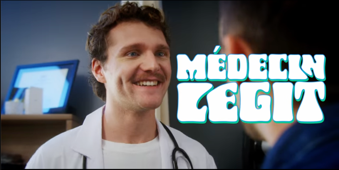 Un médecin souriant parle avec un patient dans un cabinet médical, avec le texte "MODERN LEGIT" en surimpression.
