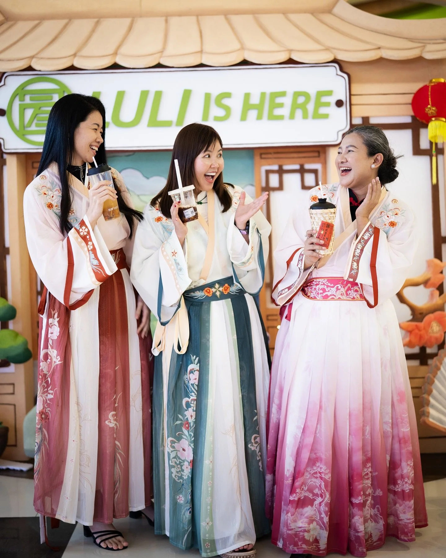 Keseruan dan keceriaan di Grand Opening LULI first store di Indonesia. 
.
Ada baju hanfu yang bisa kamu pakai untuk foto loh dan juga games dengan hadiah free drink!
.
Yuk jangan ketinggalan promo buy 1 get 1 sampai tanggal 15 Feb besok.
.
#GrandOpen