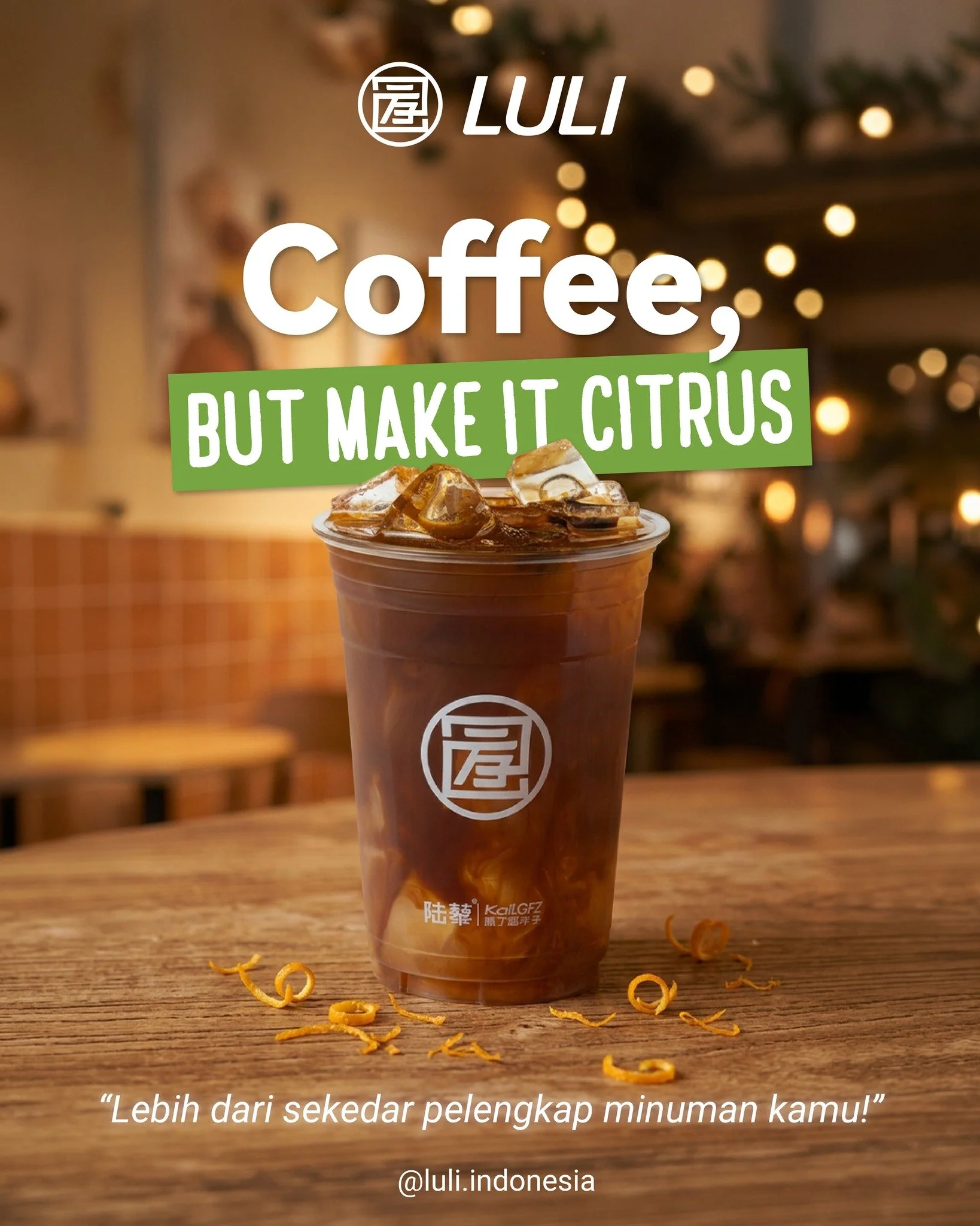 Coffee, but make it citrus 🍊👀

Siapa sangka, kulit jeruk mandarin bisa kasih sentuhan yang bikin kopi jadi lebih fresh, bright, dan slightly fruity.

Di Beauty Americano, kombinasi espresso smooth, roselle yang tangy, dan hint citrus ini bikin rasa