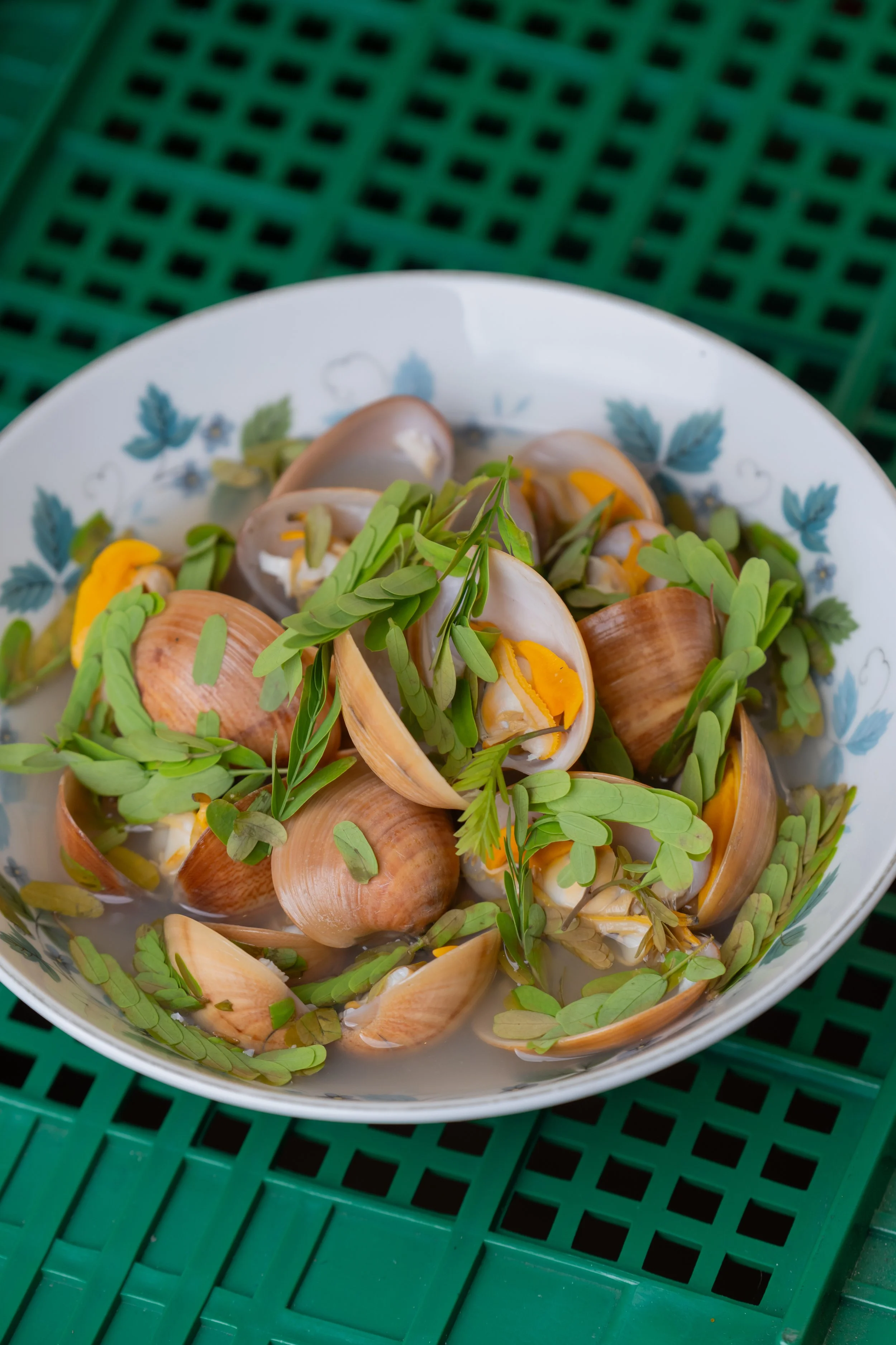 ต้มหอยหวานใบมะขามส้มแขก | Spicy & Sour Local Clams Soup with Tamarind Leaf 🌶️🌶️🌶️
350.-
