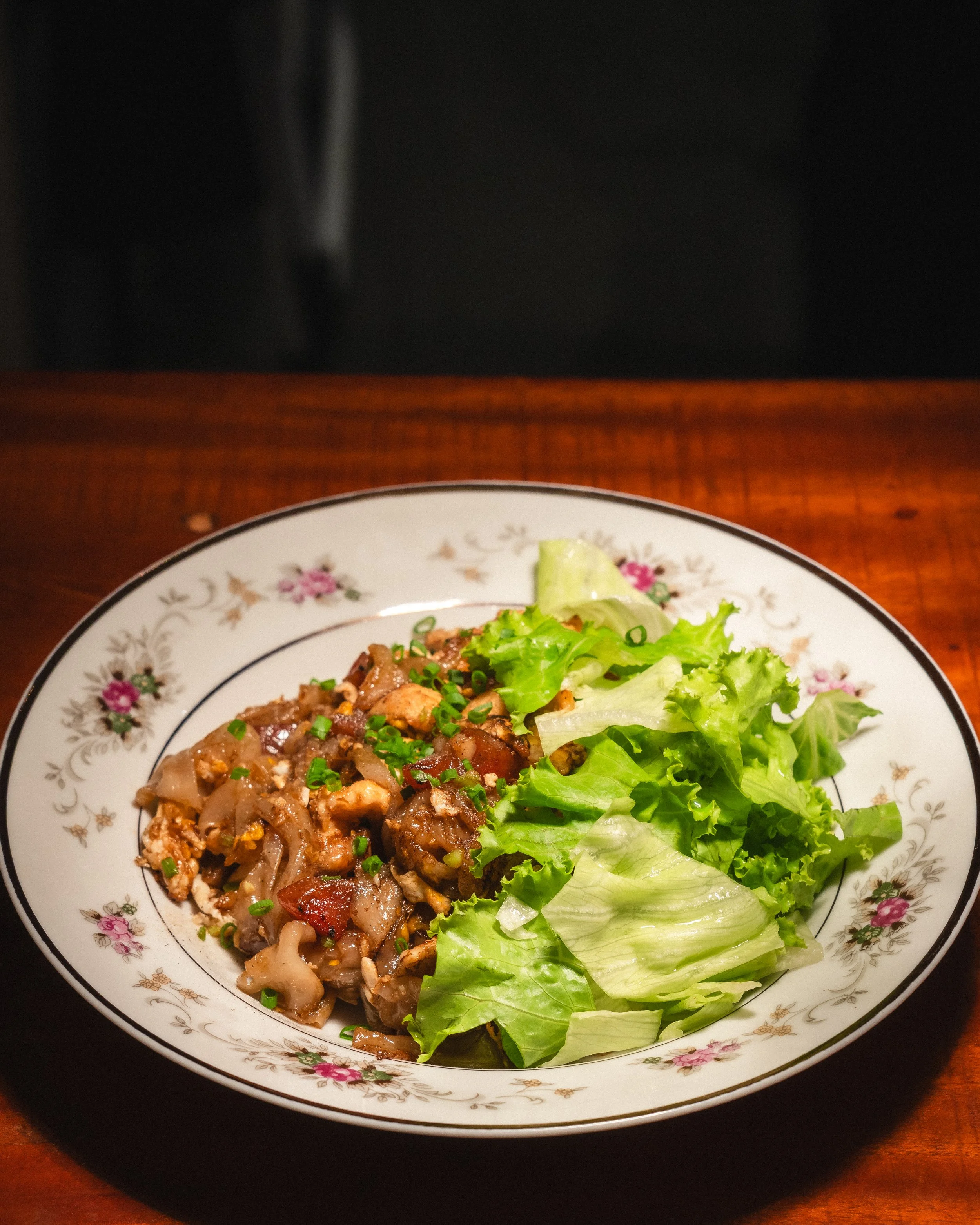 ก๊วยเตี๋ยวคั่วไก่ | Stir-Fried Noodles with Chicken and Chinese Sausage 320.-