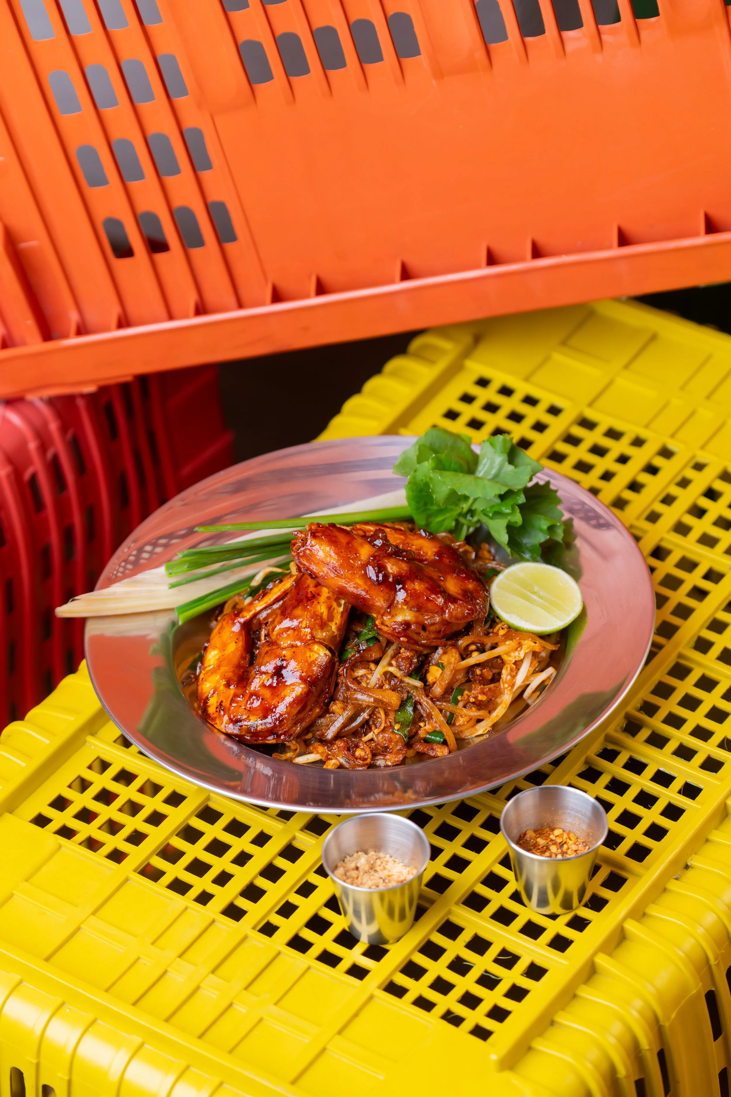 ผัดไทยโลคอลแคนทีน เลือก 1 อย่าง (กุ้ง,ไก่, หรือเต้าหู้) 
| Stir-Fried Rice Noodles with Prawns or Chicken, Tofu, and Tamarind Sauce (CHOICE OF PRAWN OR CHICKEN, OR TOFU)  380.- | 320.-
