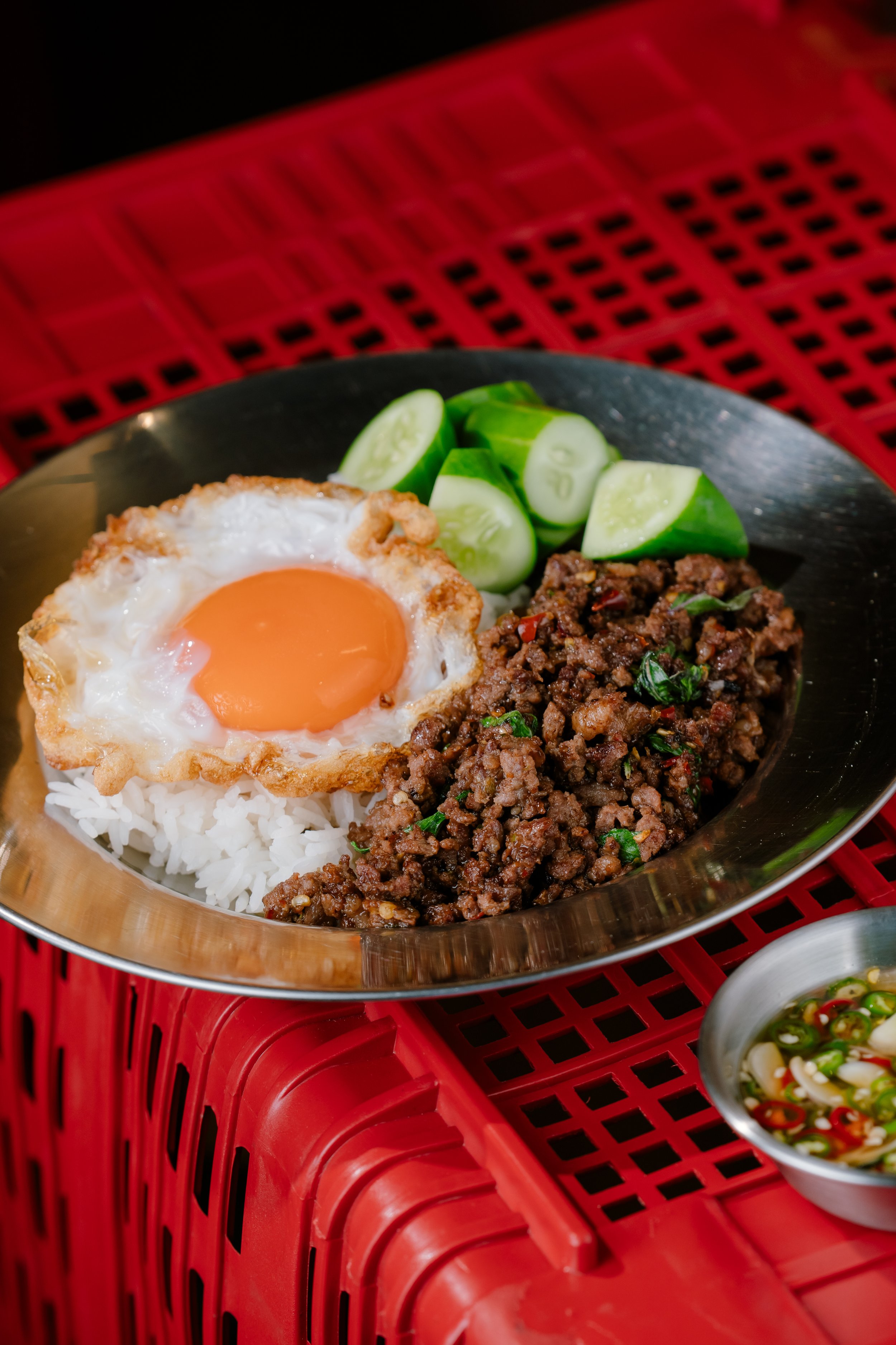 กะเพราเนื้อไทยวากิวราดข้าว + ไข่เป็ดดาว | Wok-fried Thai Wagyu with Basil, Chili, and a Fried Duck Egg, Served on Rice 🌶️ 🌶️ 380.-