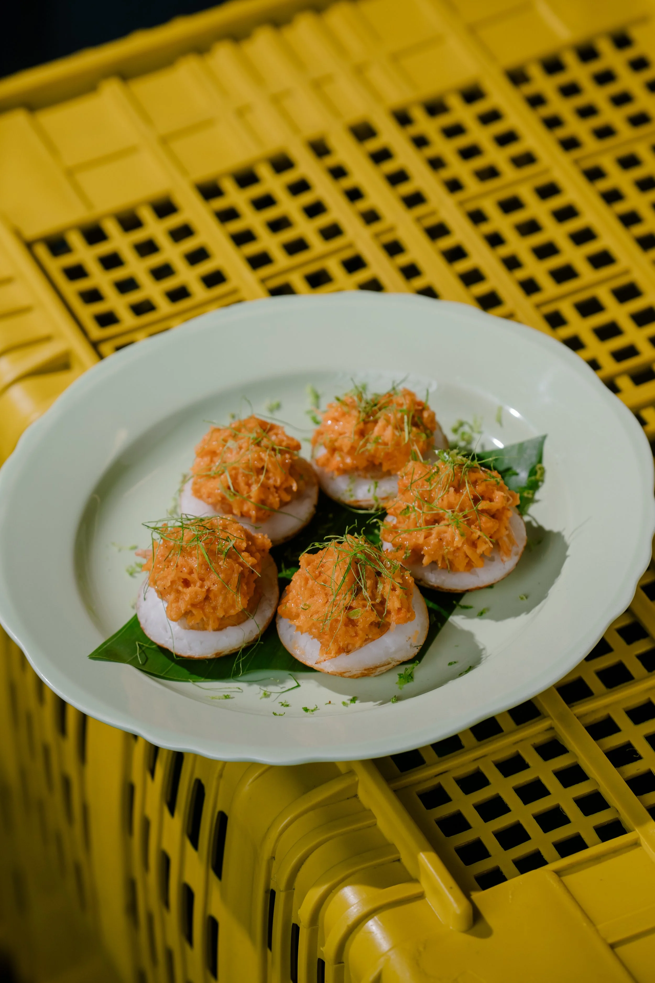 ขนมครกหน้าเครื่องแกงกุ้ง | Mini Thai Coconut Pancakes with Shrimp Curry Topping 180.-
