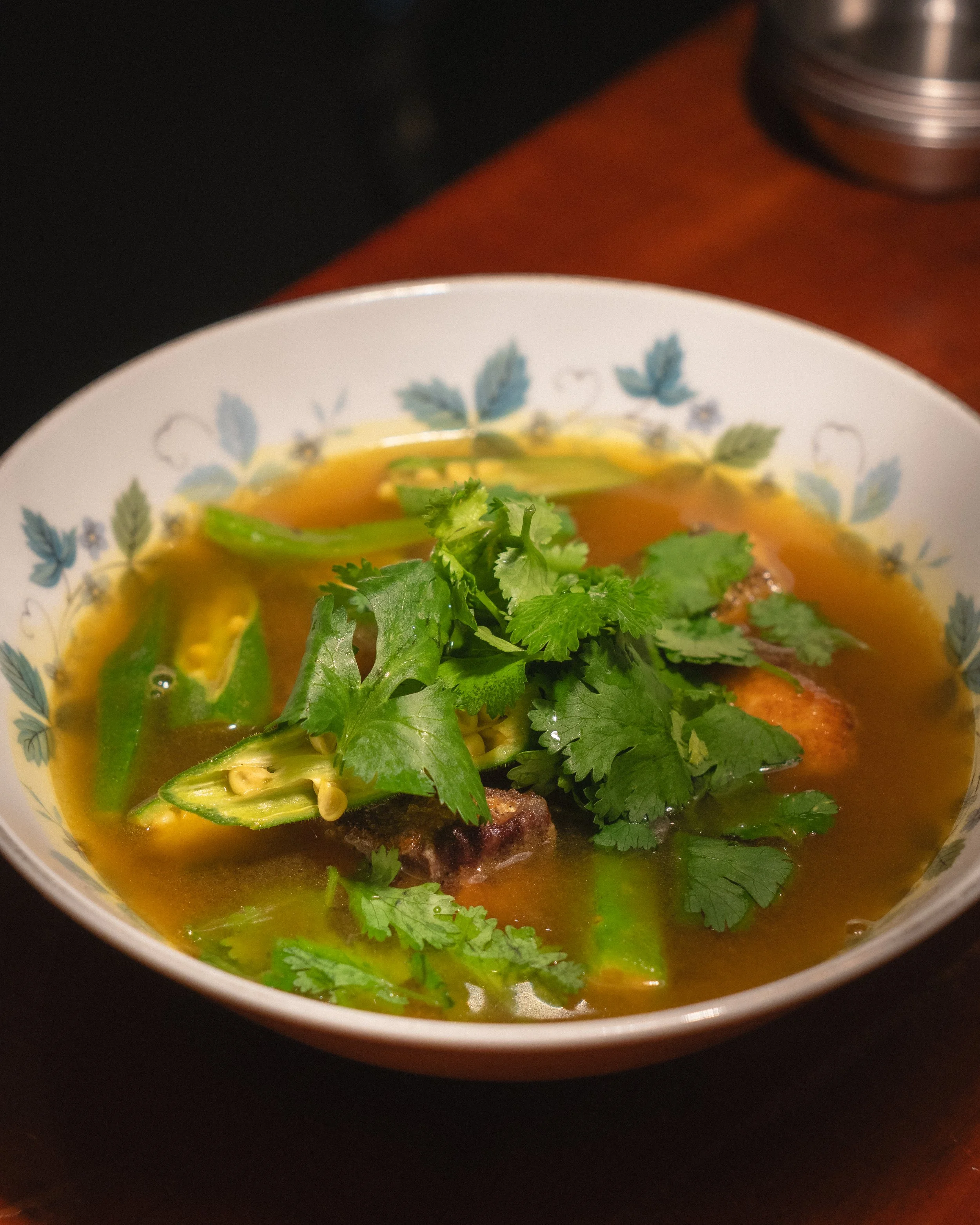 ปลามงต้มขมิ้นแบบโลคอลแคนทีน | Southern Aromatic Thai Soup, Trevally Fish, 
Turmeric and Fresh Okra 🌶️ 480.-