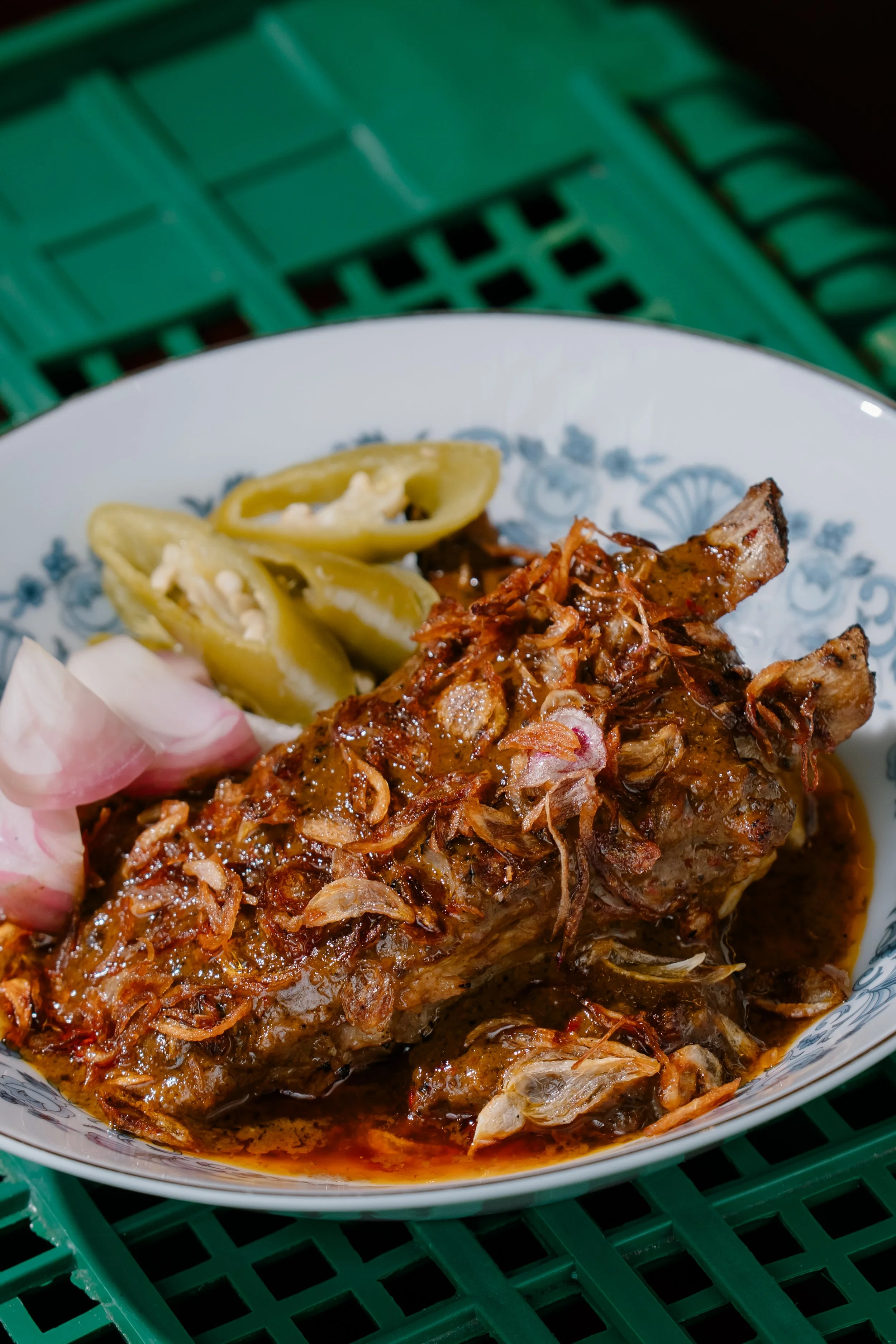 แกะกอและย่างเครื่องเทศแบบมุสลิม | Southern-Style Grilled Lamb Marinated in Muslim Curry 🌶️ 550.-

