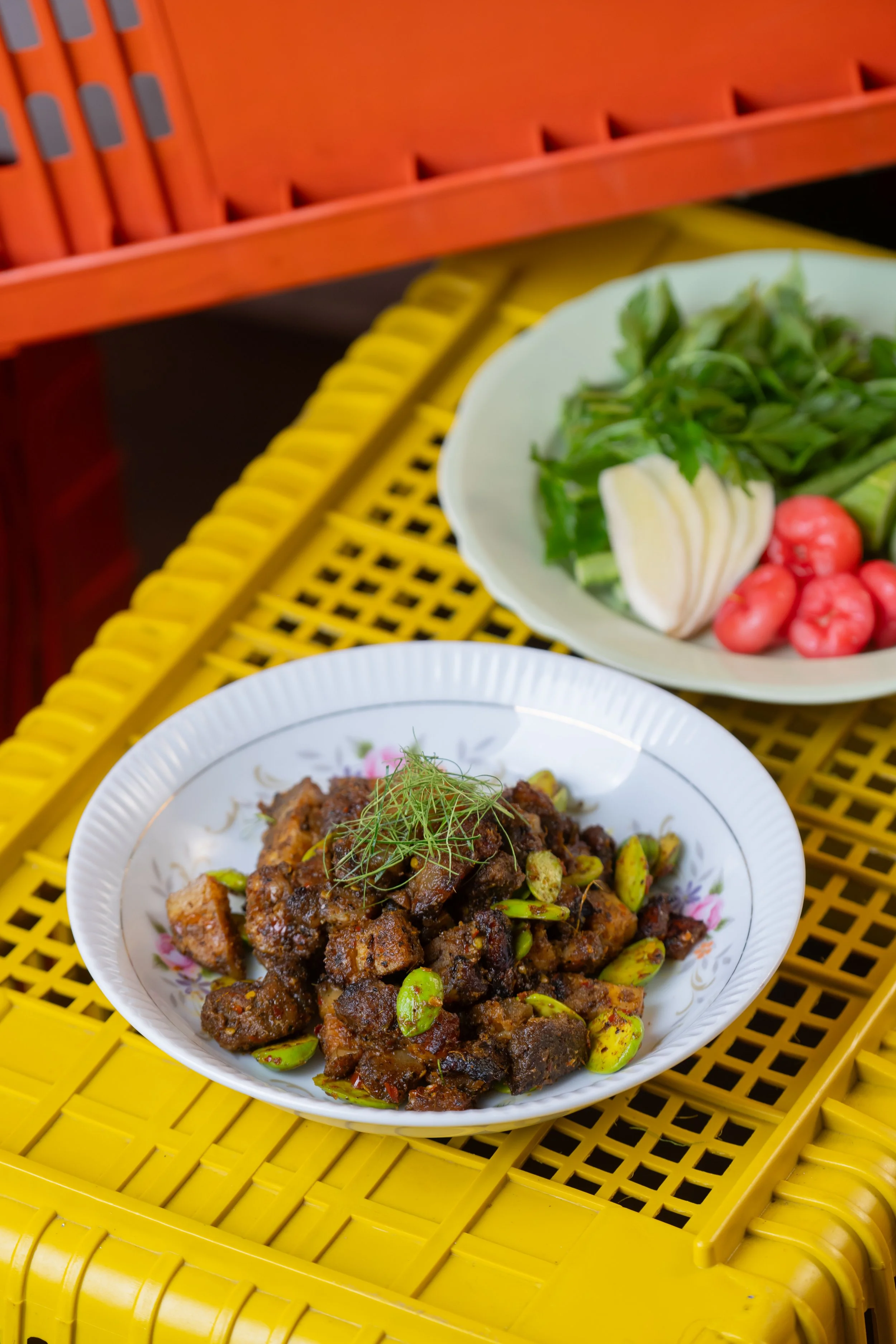 หมูย่างตรังเครื่องแกงสะตอ | Trang-Style Grilled Pork. Wok-Fried with Curry Paste and Stink Beans 🌶️🌶️🌶️  450.-
