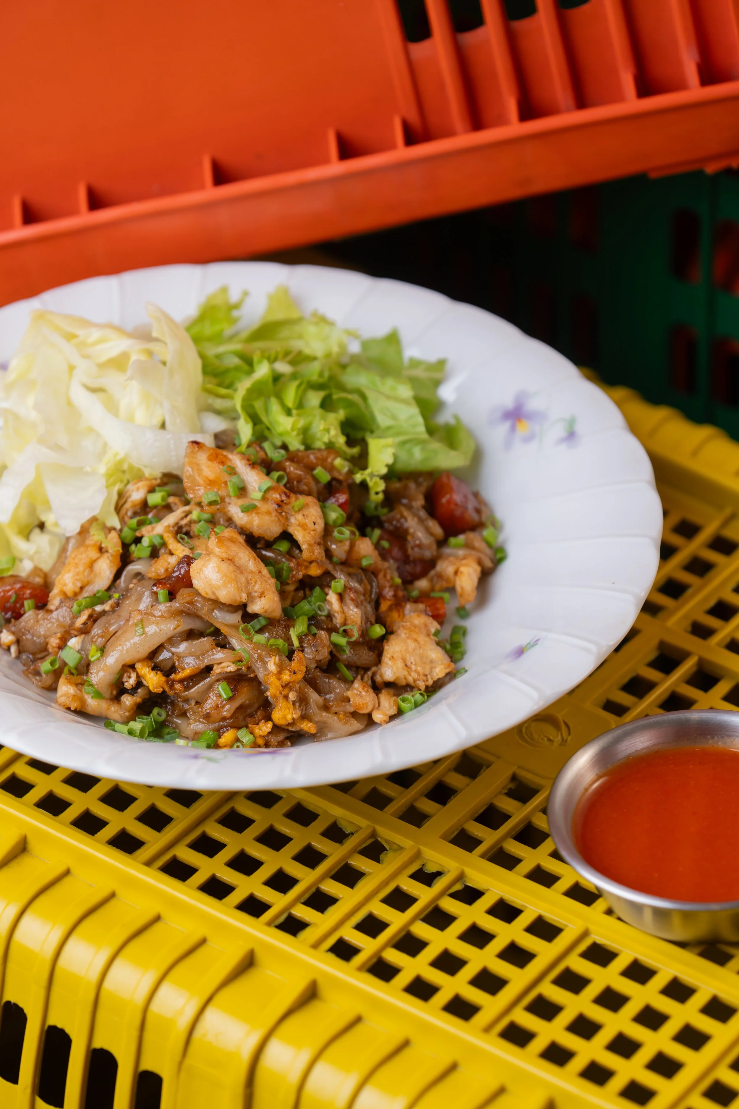 ก๊วยเตี๋ยวคั่วไก่ | Stir-Fried Noodles with Chicken and Chinese Sausage 320.-
