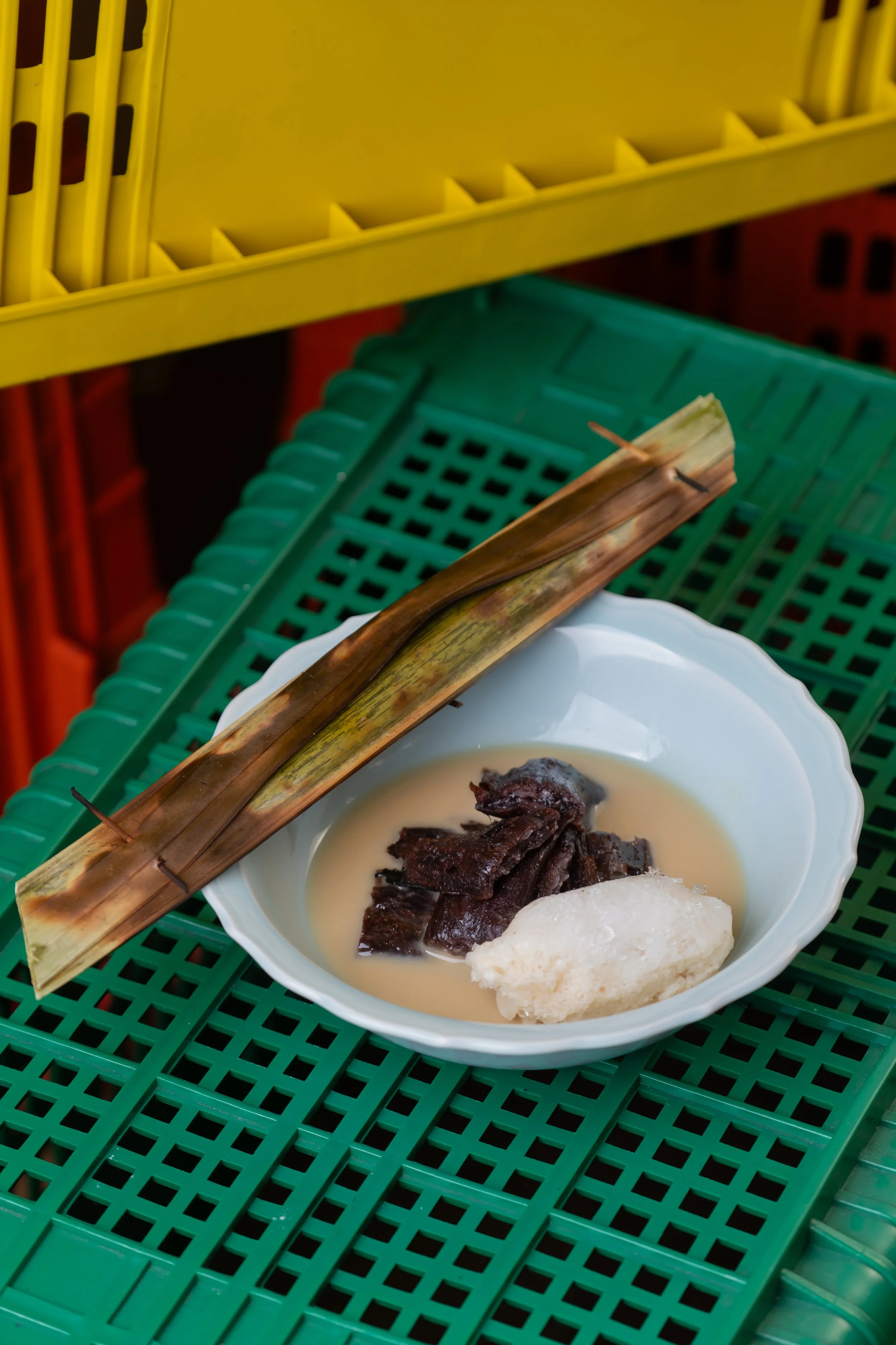 ขนมจากในน้ำกระทิ | Grilled Coconut Sticky Rice on Palm Leaf Serve with Iced Coconut Milk 220.-