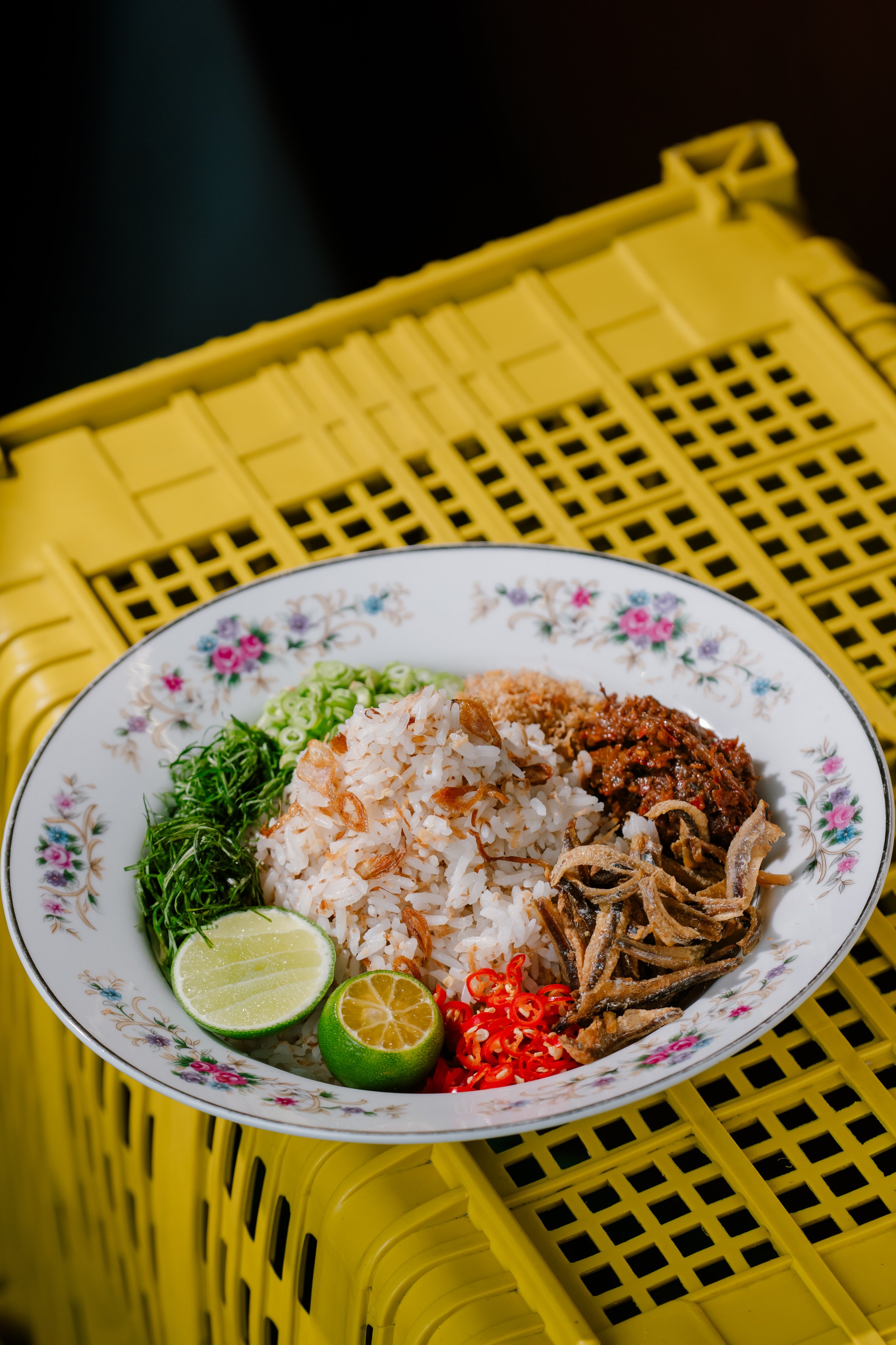 ข้าวยำโลคอลแคนทีน | Southern Spicy Rice with Herbs and Thai Anchovy Paste 380.-