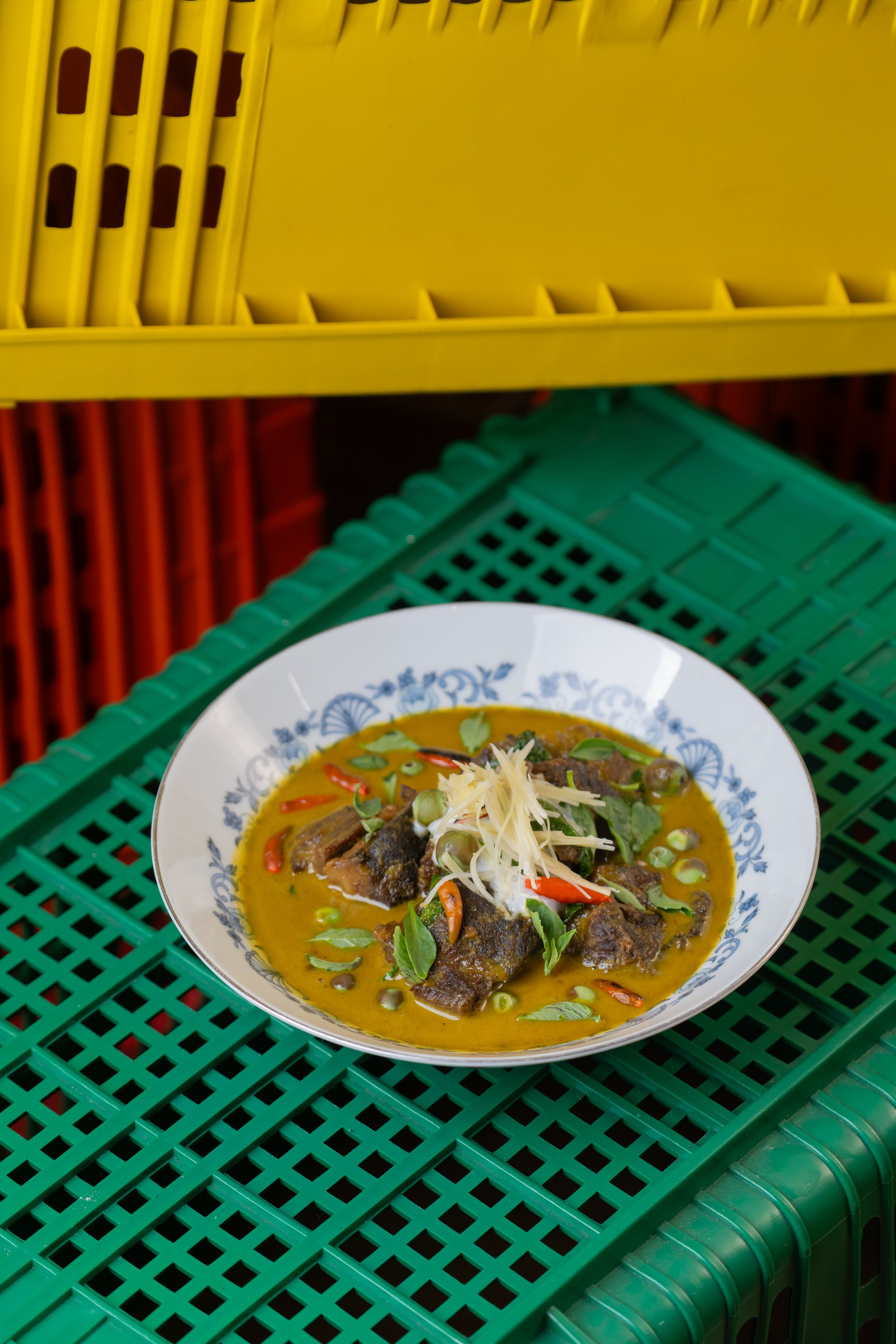 แกงเขียวหวานแก้มวัววากิวมะเขือเปราะย่าง 
| Southern Green Curry with Wagyu Beef Cheek, Grilled Thai Eggplant 🌶️🌶️ 580.-