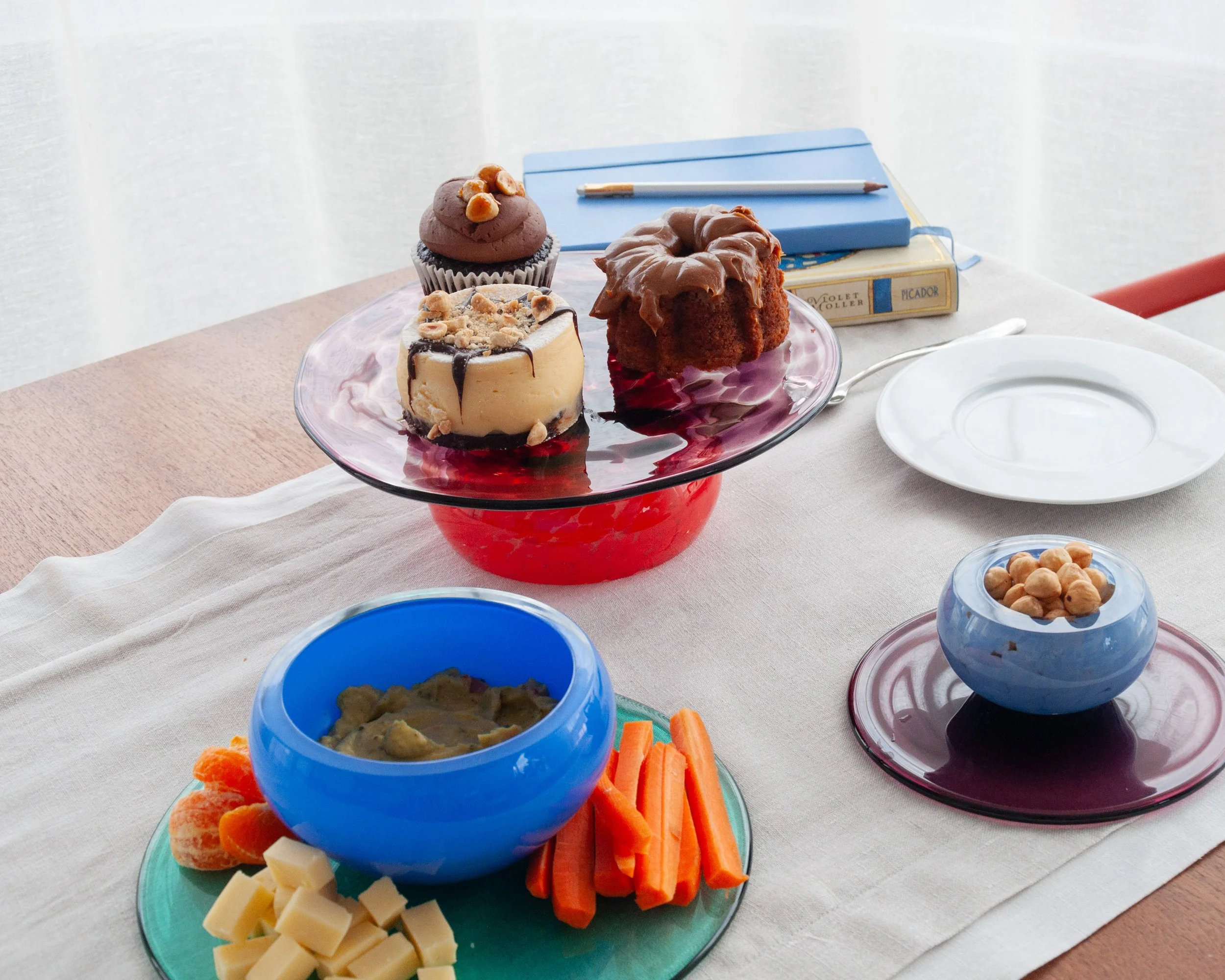 Cake stands in two sizes and multiple colours