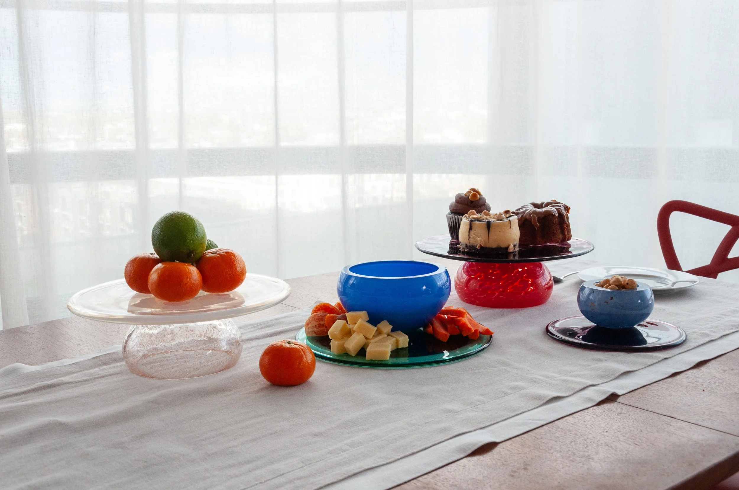 Cake stands in two sizes and multiple colours