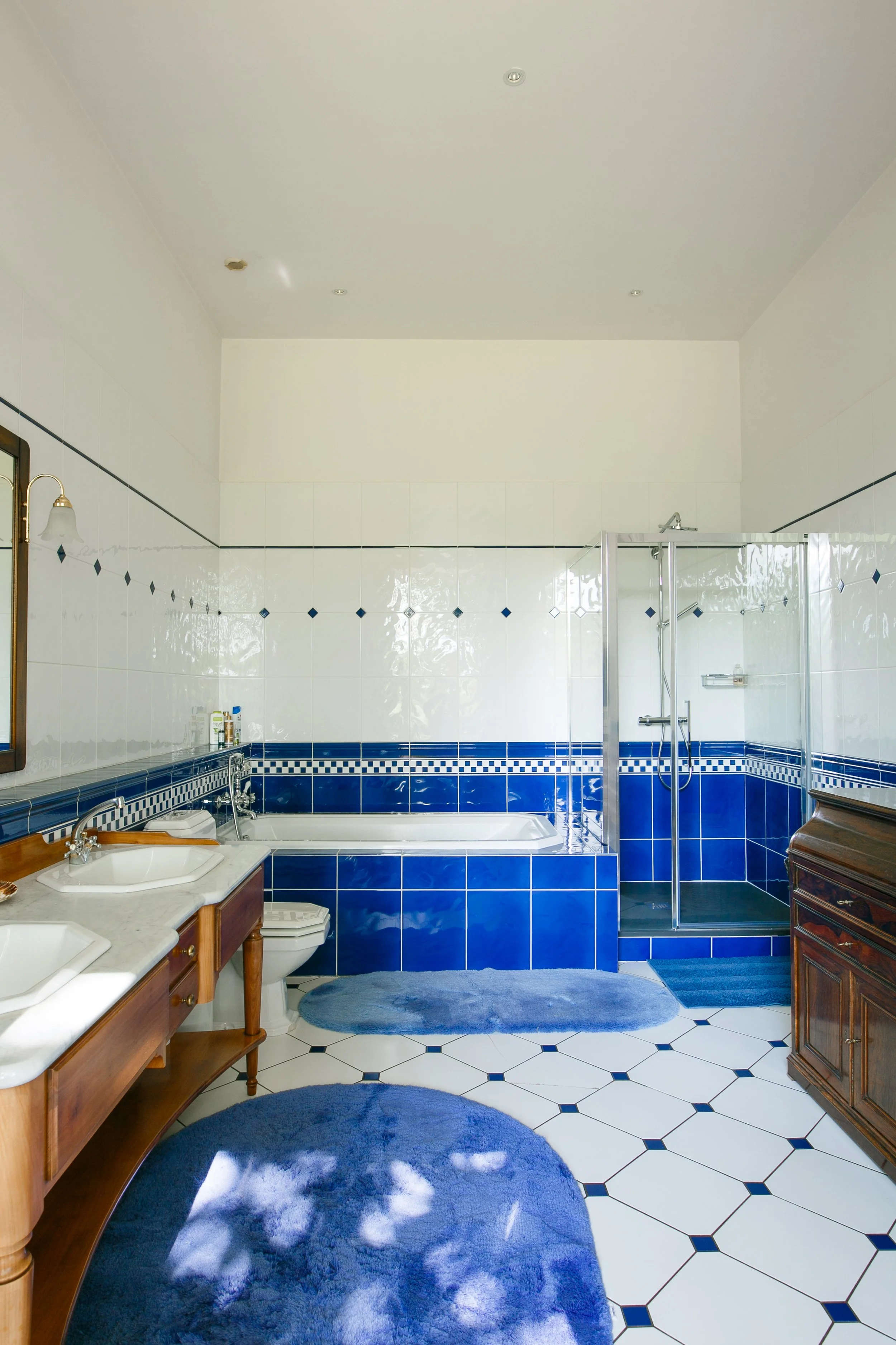 2 - Château (Bathroom 1).jpg