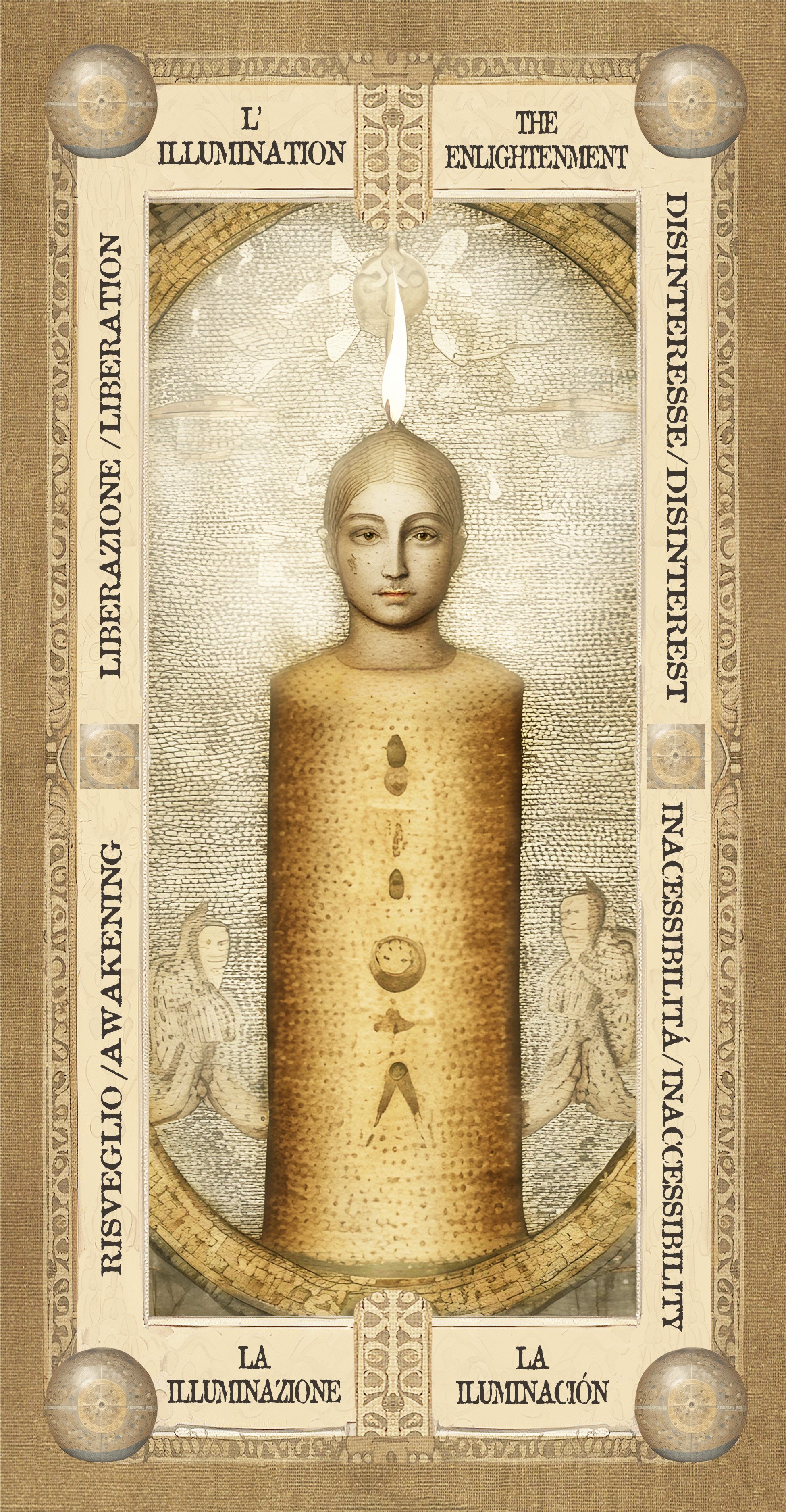 Immagine con un'illustrazione di una figura umana al centro, che mostra un diagramma stilizzato del corpo con simboli e linee. Sopra c'è una candela accesa e un fiore stilizzato. Attorno, un bordo decorativo con testo in italiano e inglese che menziona 'L'illuminazione' e 'The Enlightenment'. In basso, il testo ripete 'La Illuminazione'. È una composizione artistica con elementi simbolici e decorativi.