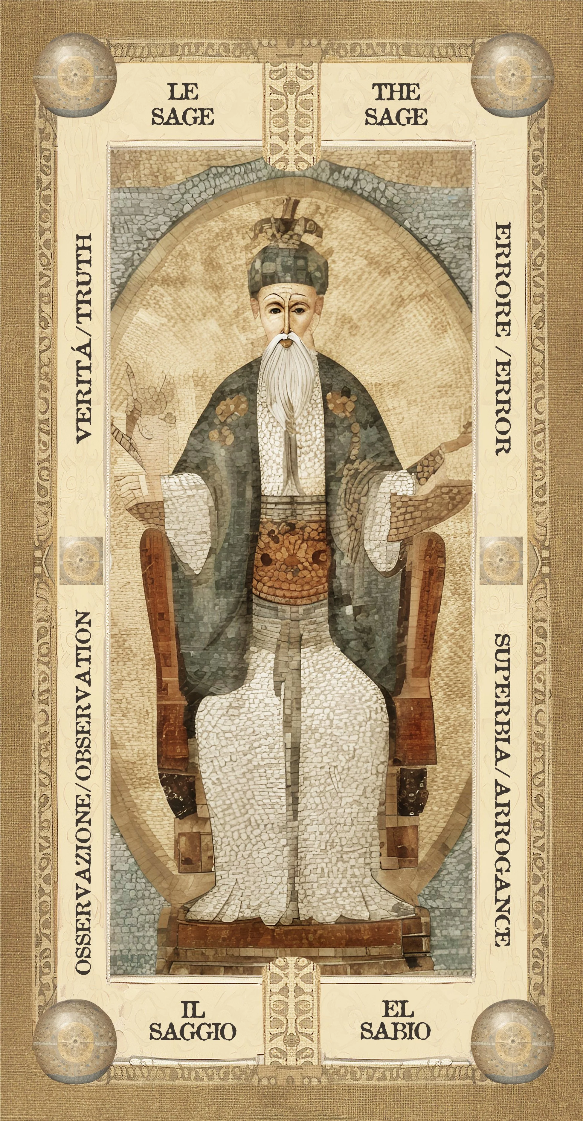 Immagine di un mosaico raffigurante un saggio, seduto su una sedia in posizione frontale, con una lunga barba bianca, indossa un cappello e un abito tradizionale. Intorno, intorno all'immagine, ci sono scritte in italiano e inglese: "Le Sage" e "The Sage" in alto, "Verità/Truth", "Eureka/Error", "Osserva/Observe/Observation" e "Il Saggio/El Sabio" in basso.