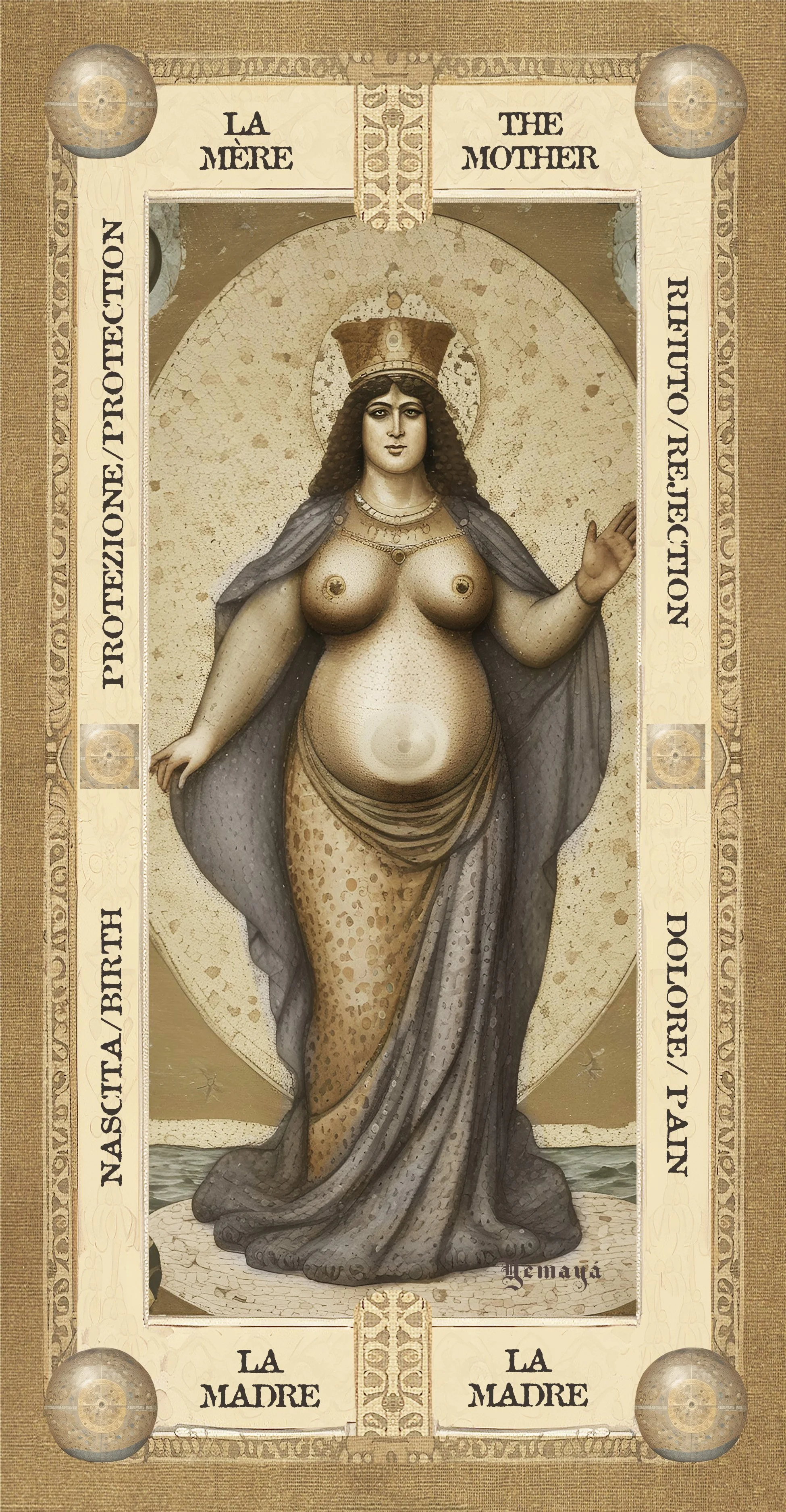 Immagine di un'icona religiosa raffigurante una donna con attributi femminili di forma umana, con una corona e un mantello, circondata da un'illustrazione artistica in toni dorati e beige con scritte multilingue che la identificano come 'La Madre', 'The Mother' e altri termini correlati.