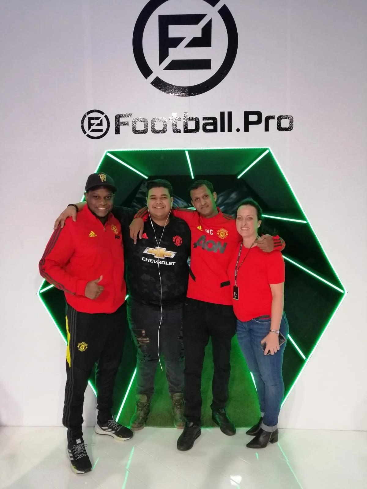 eFootball.Pro group picture of Sam with the players