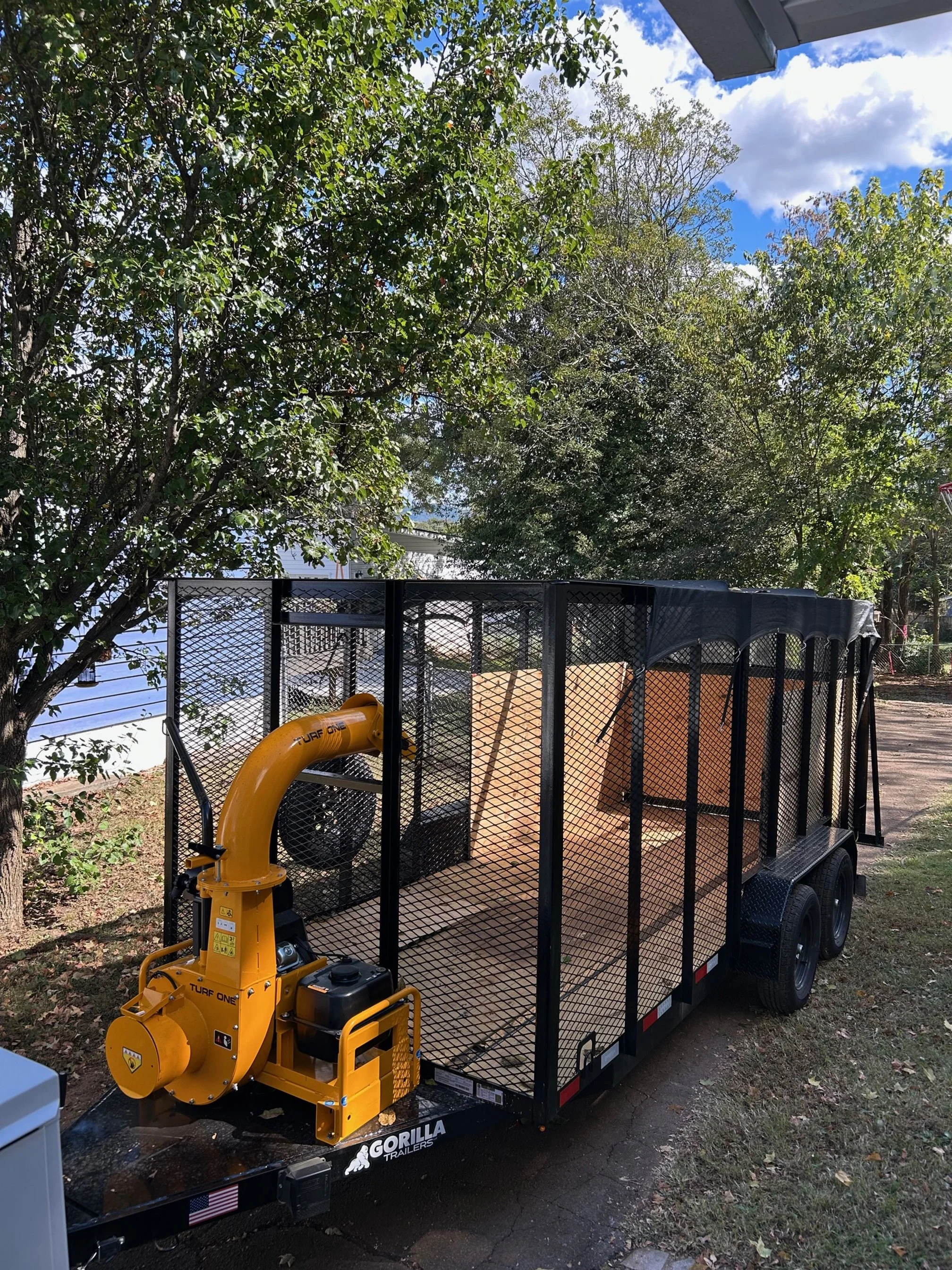 Fall cleanup leaf vacuum debris loader