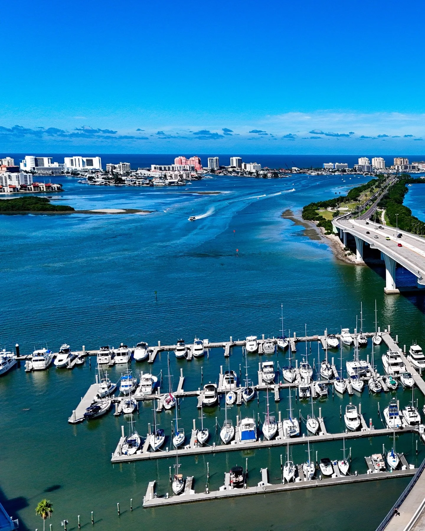 Clearwater | 1:10 PM

#dronelife #dronephotography #dronefootage #tampabay #floridadrone #visitflorida #aerialviews #sunshinestate #tampabayviews #floridafromabove #epicviews #dronepilot