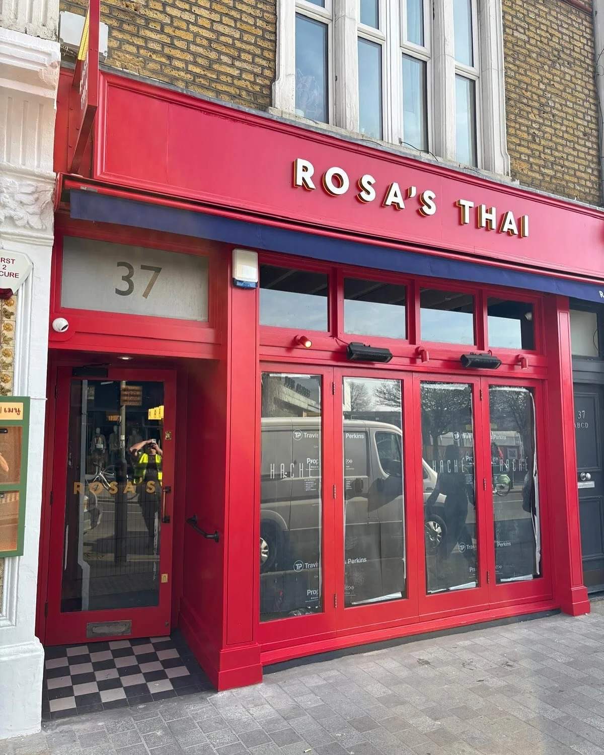 @rosasthai new restaurant in Balham handed over today.  4th handover in last 9 weeks for this valued client.  Great design as always by @quadrantdesign.  Cost &amp; Project Management by us.