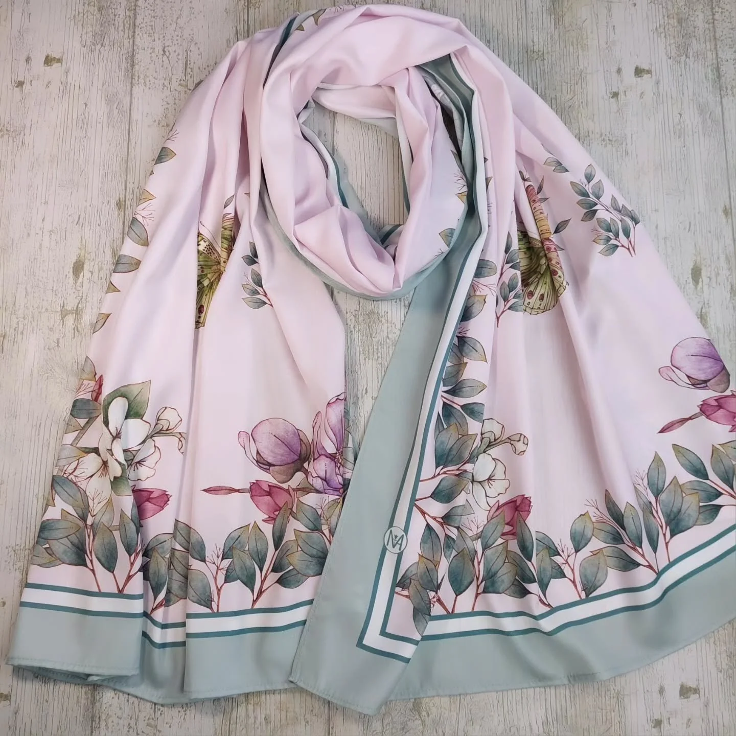 Mis acuarelas convertidas en pa&ntilde;uelo. Un proceso precioso ver como el papel se convierte en textil😍