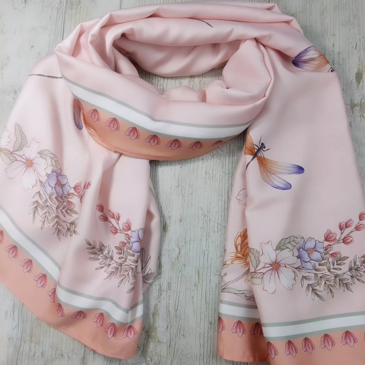 Mi primer pa&ntilde;uelo fruto del curso El pa&ntilde;uelo de @cristinacilloniz. He aprendido mucho y me ha encantado 😍🥰 Llevar mis propias acuarelas a la tela me ilusiona! 😄

#acuarelabotanica