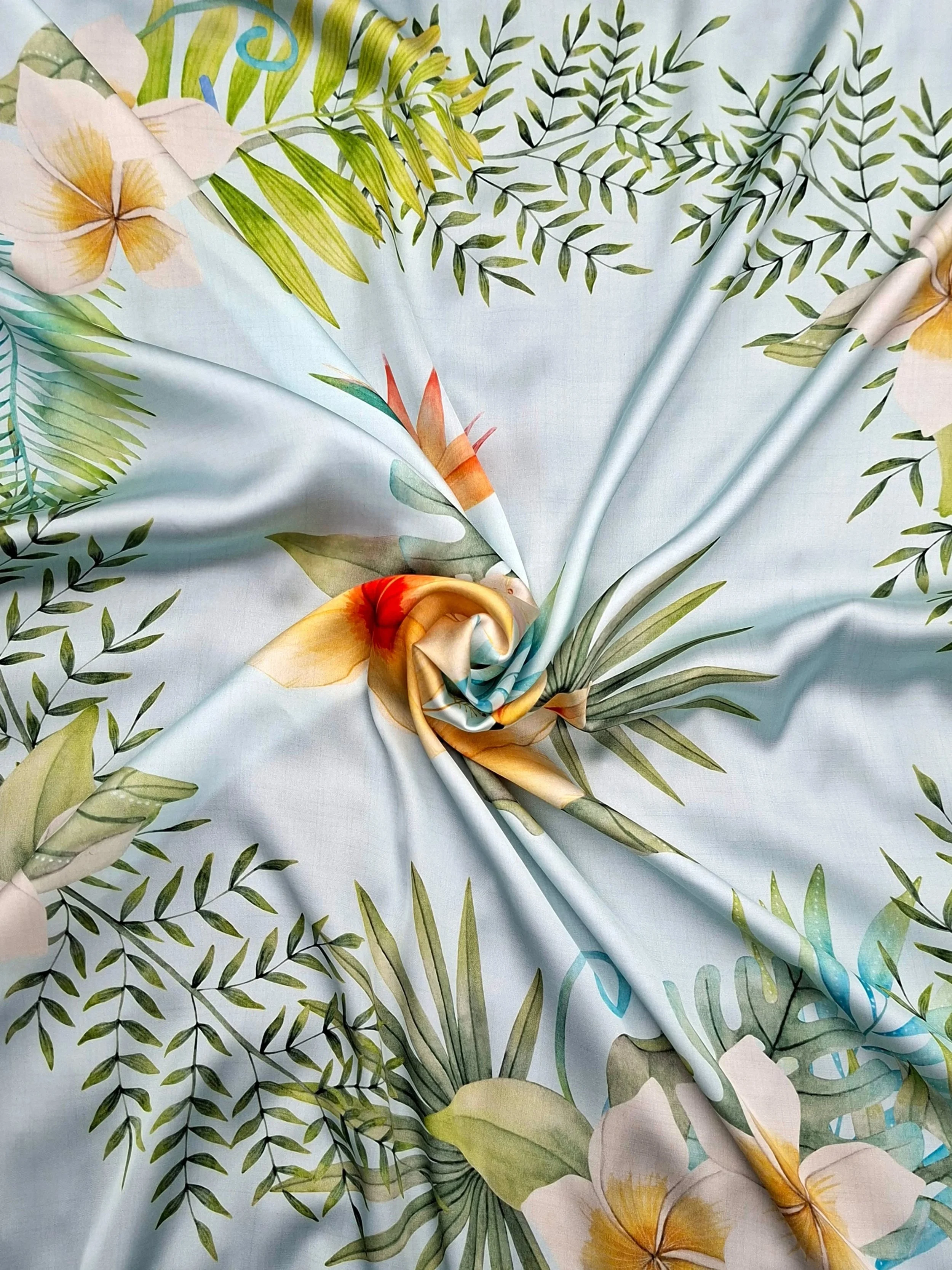 Este pa&ntilde;uelo forma parte de mi colecci&oacute;n de dise&ntilde;os tropicales. Estar&aacute; disponible en 2 tama&ntilde;os y con una cinta para el pelo haciendo juego.

Es ideal para llevar como prenda de ropa o como complemento 🌿

Podr&aacut