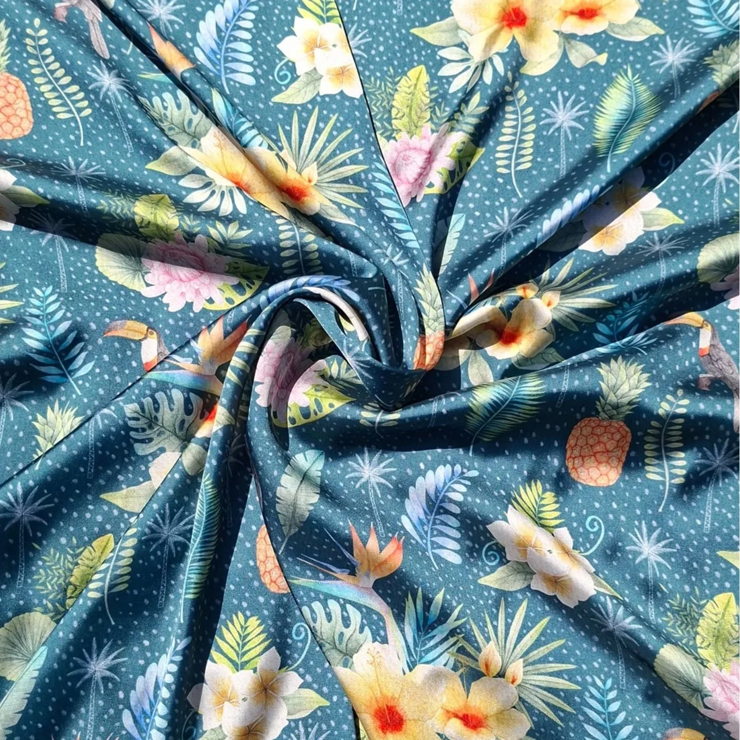 Pa&ntilde;uelo de mi Colecci&oacute;n Tropical, lleno de color y variedad de flores.

Muy pronto est&aacute; disponible en mi tienda online 
onievadesign.com

#acuarelabotanica #pa&ntilde;uelos #patterndesign #watercolortextiles