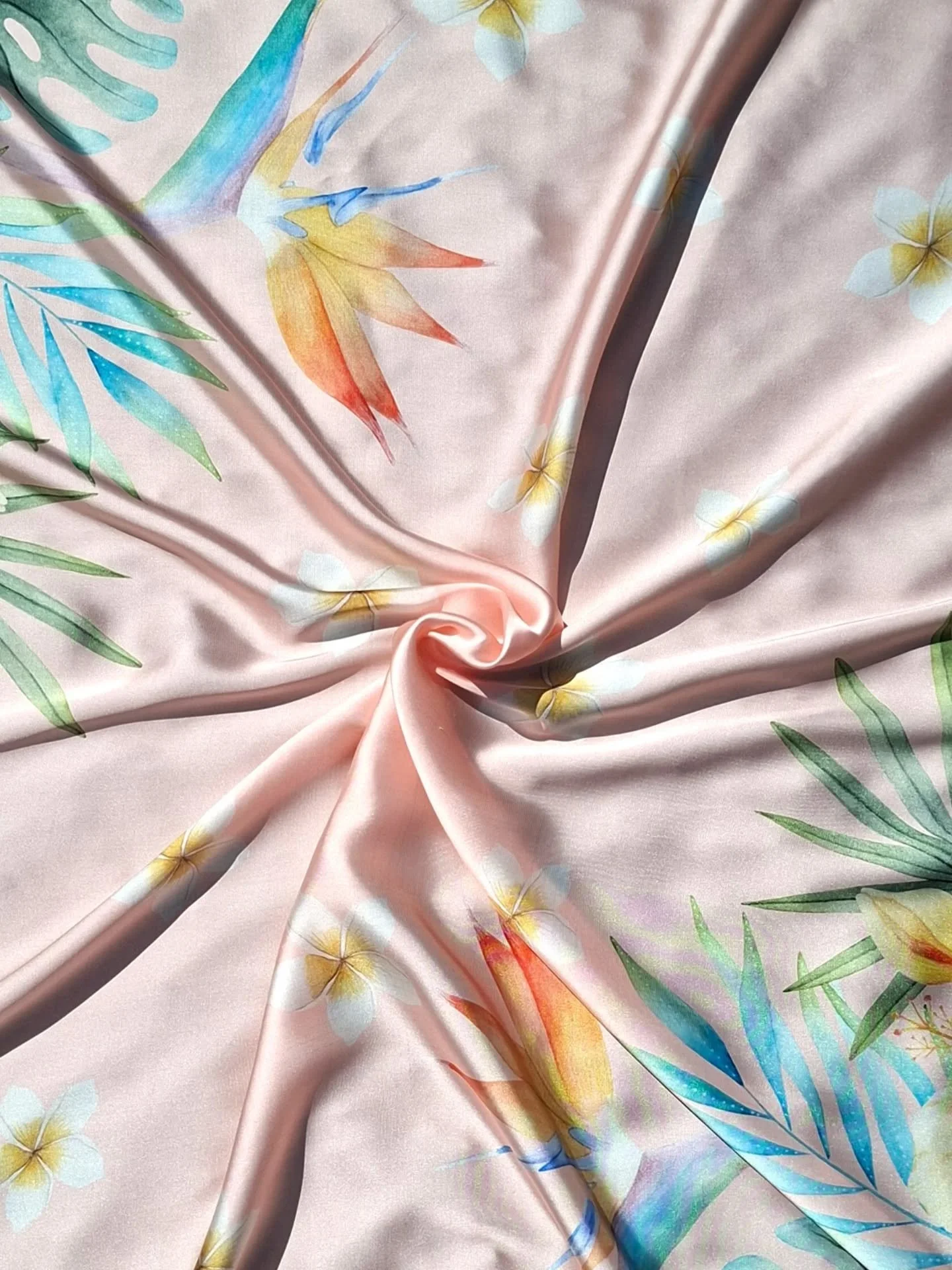Este pa&ntilde;uelo tropical de flores blancas es tan especial... 🥰 

Los colores vibrantes del tr&oacute;pico con ese rosa enpolvado lo hace &uacute;nico.

Disponible en 2 tama&ntilde;os puedes encontrarlos en el link a la web de mi biograf&iacute;