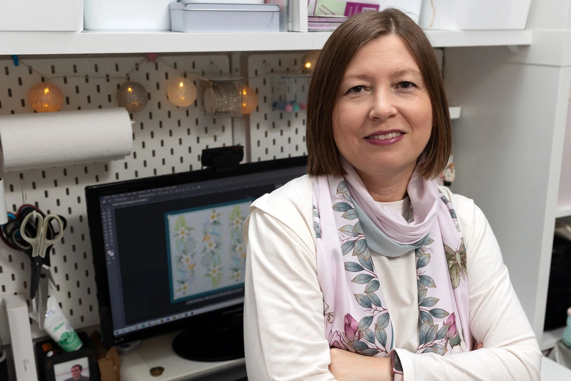 Mª Ángeles Onieva posa sonriente en su taller