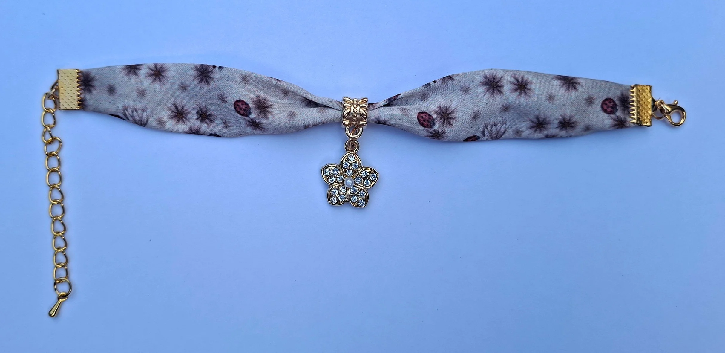 07_Pulsera-Mariquitas-Flor-Dorada_22.jpg