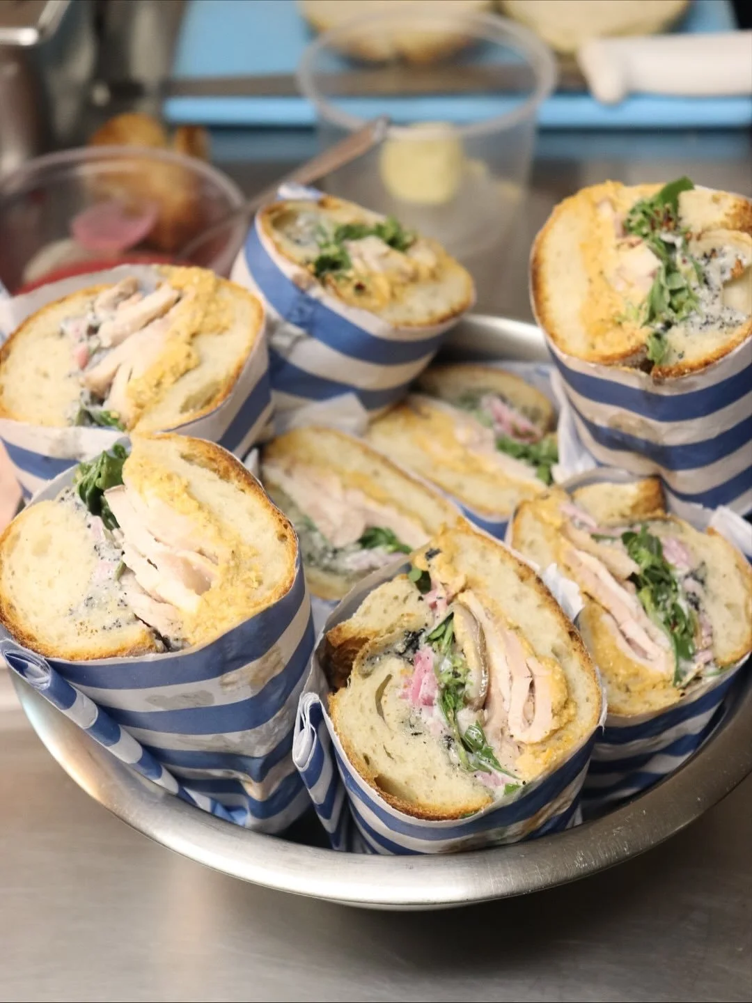 S&aacute;ndwich Noviembre: 
Nos inspiramos en nuestra &uacute;ltima visita a M&eacute;rida, Yucat&aacute;n para darle sabor a este mes. &iexcl;No te lo pierdas! ❤️&zwj;🔥

Porchetta o portobello (versi&oacute;n vegetariana)
Sikil pak 
Verdolagas
Cebo