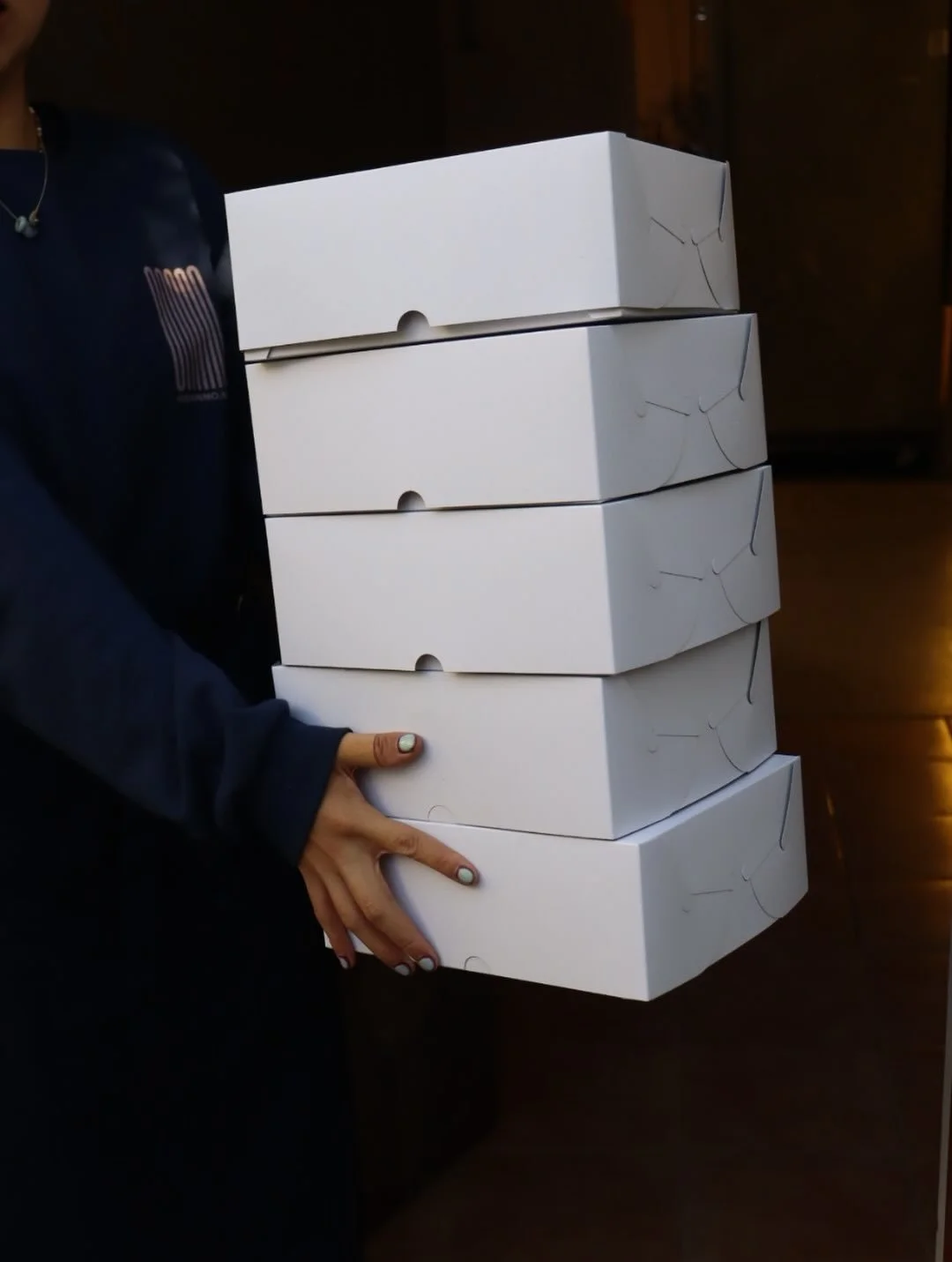 Este a&ntilde;o tenemos dos versiones de mini roscas, ambas con masa tradicional estilo onnno.
🤎La de chocolate con avellana lleva ganache de chocolate, pralin&eacute; de avellana y m&aacute;s avellana tostada.
🤍 La de almendra va con frangipane de