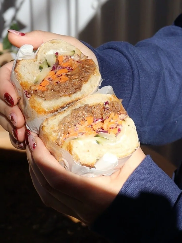 Antes de que se acabe enero vengan a probar el s&aacute;ndwich del mes en onnno dos❤️&zwj;🔥

Baguette 
Short rib 
Ensalada de col
Pepinillos
Adobo de jamaica 
y mayonesa 

&iexcl;P&iacute;delo sin quitarle nada!