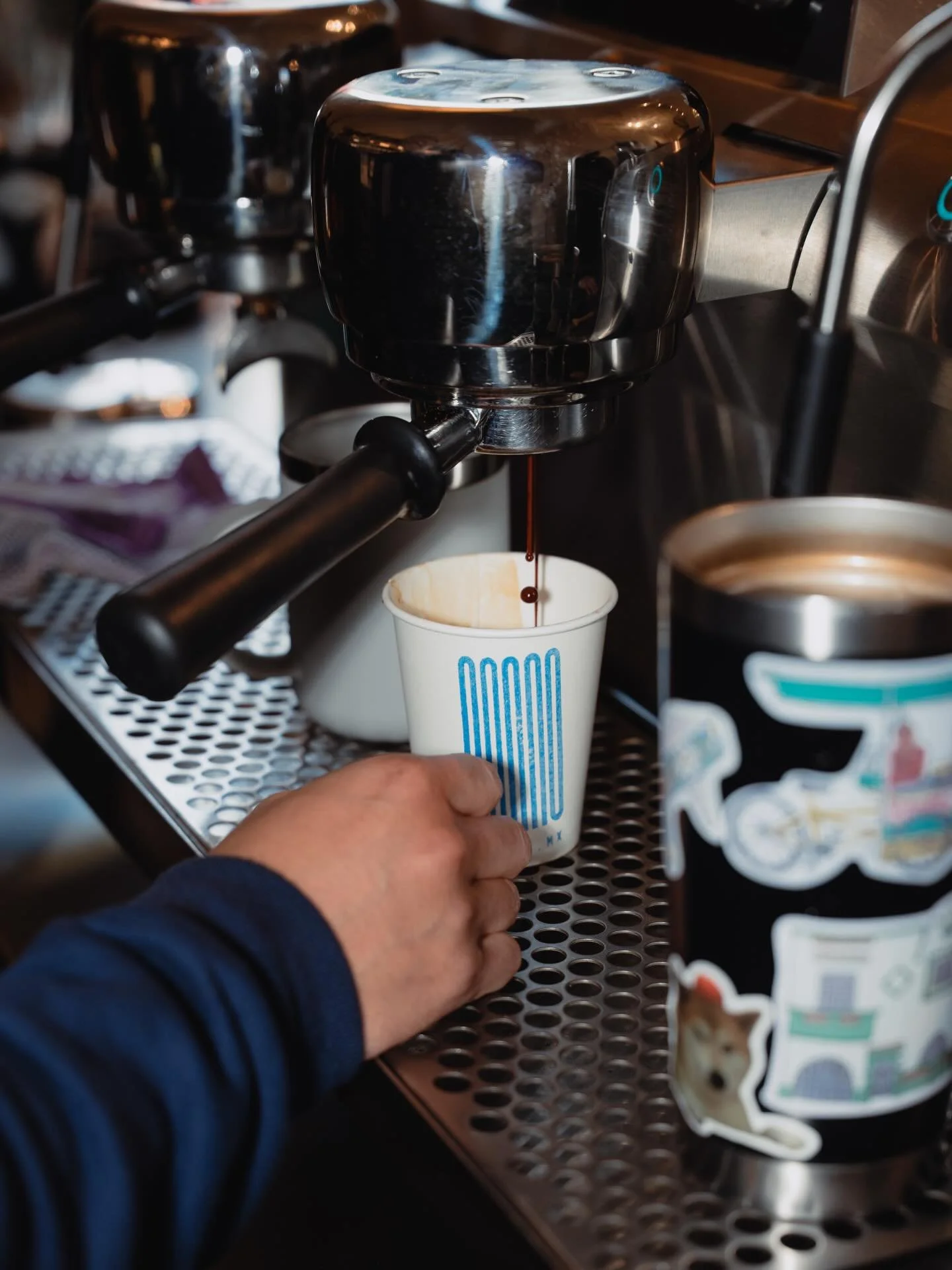 El disfrute de las ma&ntilde;anas. 

Gracias a nuestro equipo detr&aacute;s que se encarga de toda la calidad que servimos en el d&iacute;a a d&iacute;a  @fincasantacruzcoffee @sl_tostaduria @cafe.sl28 
y al equipo detr&aacute;s de la barra Emma, Mar