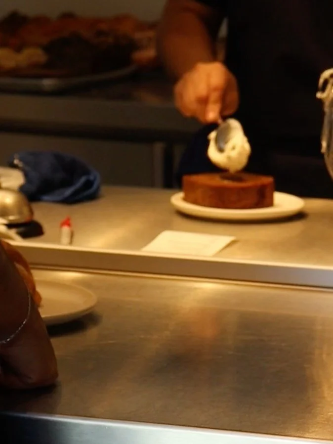 Recomendaci&oacute;n de estos d&iacute;as fr&iacute;os por la ma&ntilde;ana, calurosos por la tarde: 
&bull; panqu&eacute; de camote con especias 
&bull; latte o americano 
&bull; pan suizo con chocolate y crema pastelera 
&bull; piloncillo latte fr&