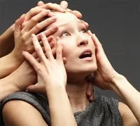 mujer con muchas manos agarrandole la cabeza