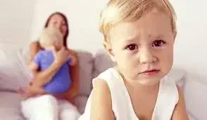 los celos entre hermanos suponen una lucha por conseguir cariño y atención. Los padres deben estar atentos para mantener una equidad