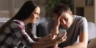 CRISIS DE PAREJA POR DESLEALTAD EN LAS REDES