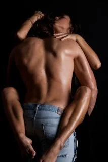 hombre abrazando a una mujer. Ella tiene sus piernas entrelazadas en las caderas del hombre