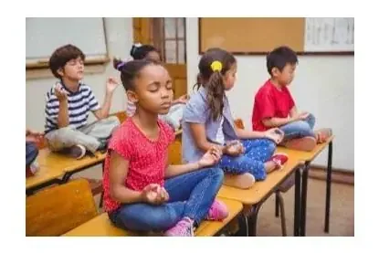 Practicar mindfulness antes de empezar la clase es una excelente forma de encuadrar a los niños y bajar la activacion