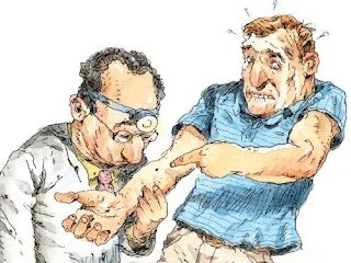 un hombre agobiado enseñando un lunar al doctor